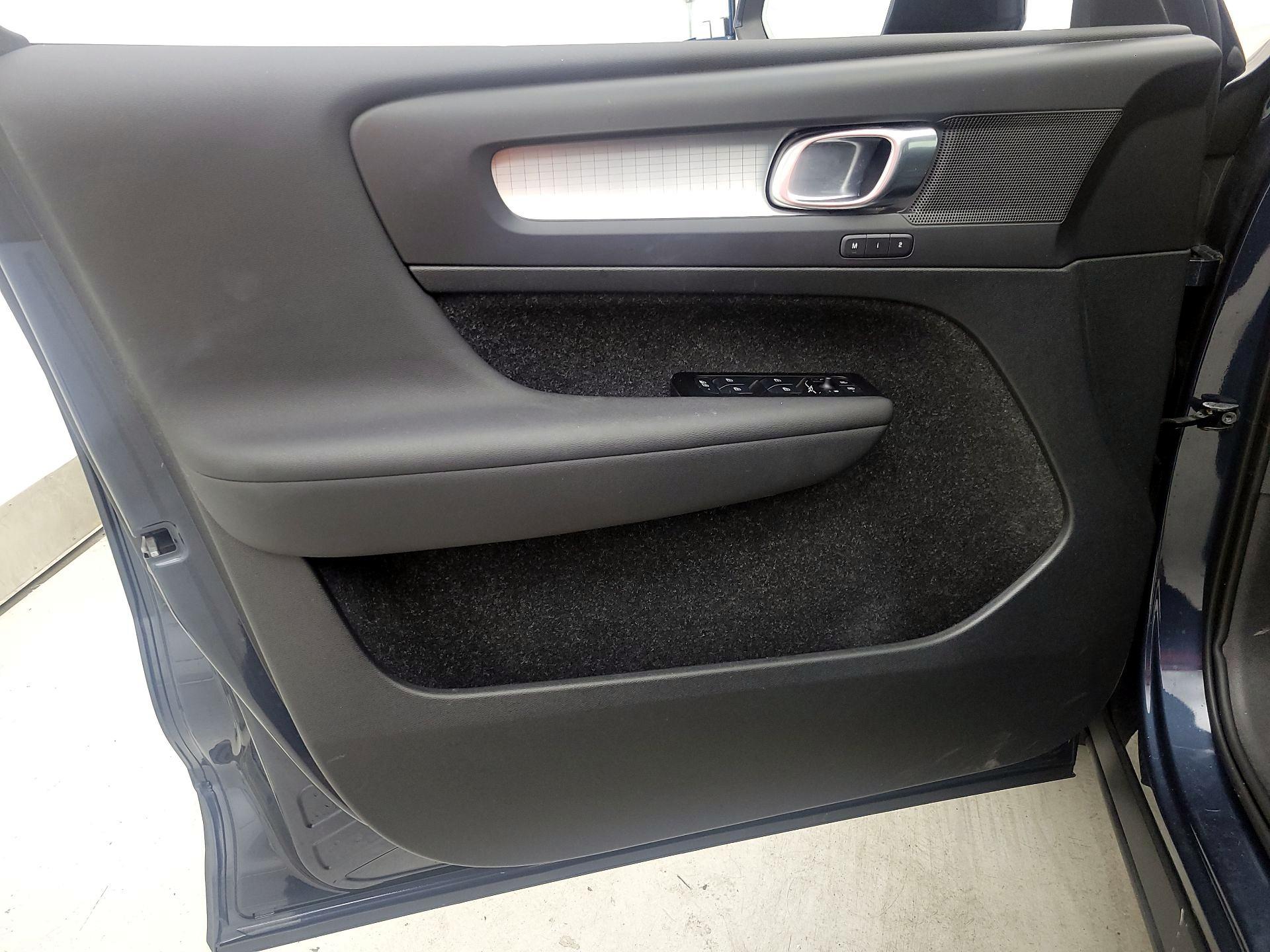 Thumbnail: 2021 Volvo XC40 - 12