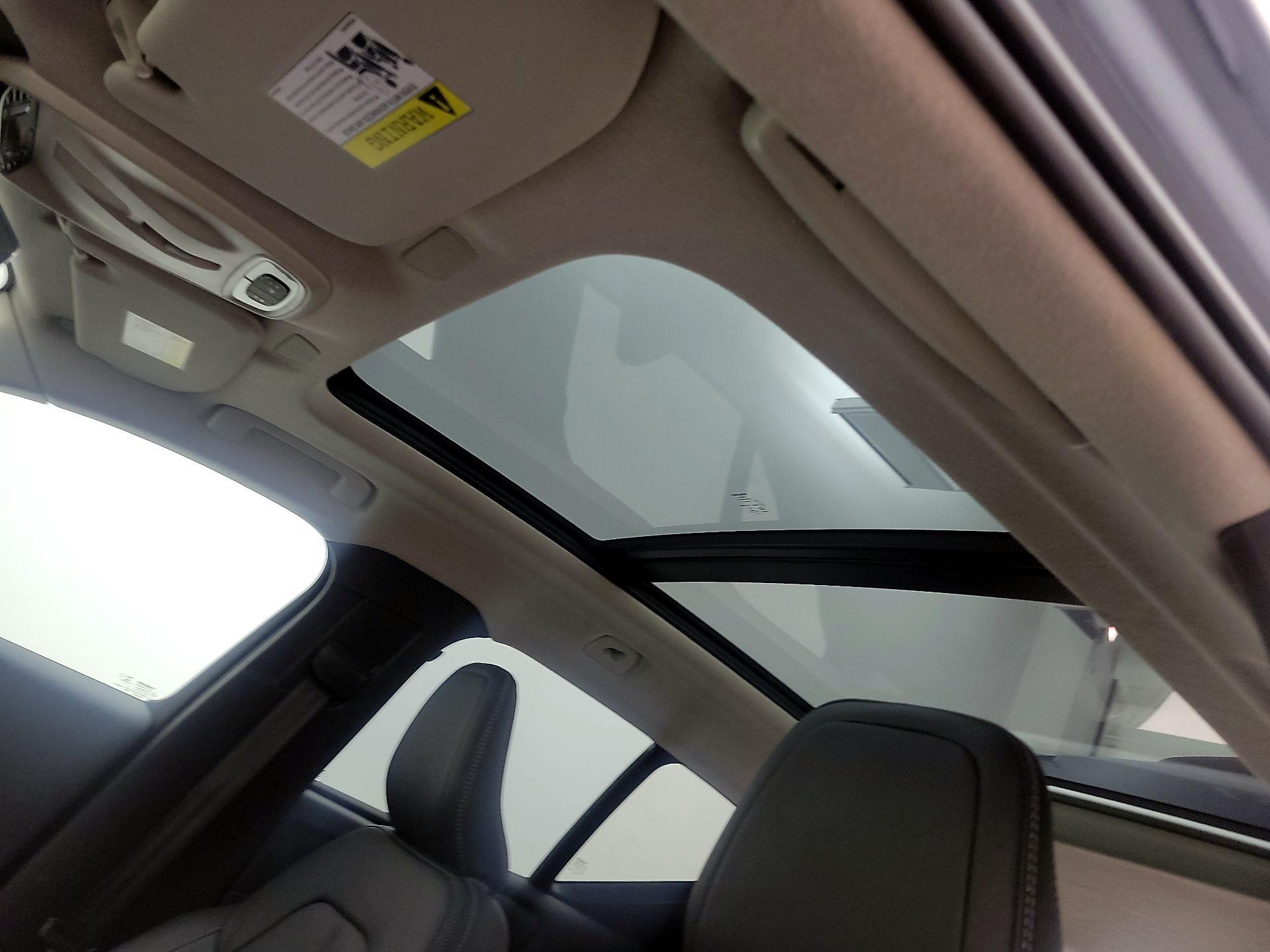 Thumbnail: 2021 Volvo XC40 - 17