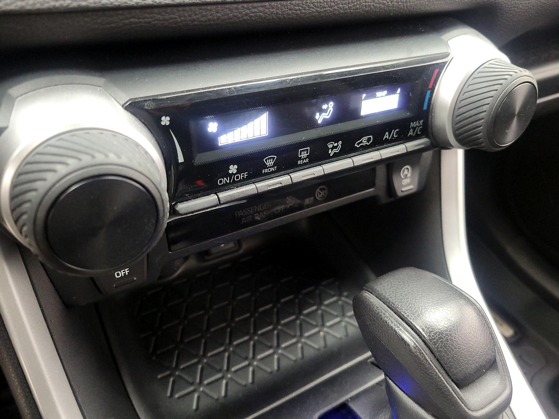 Thumbnail: 2020 Toyota RAV4 - 16