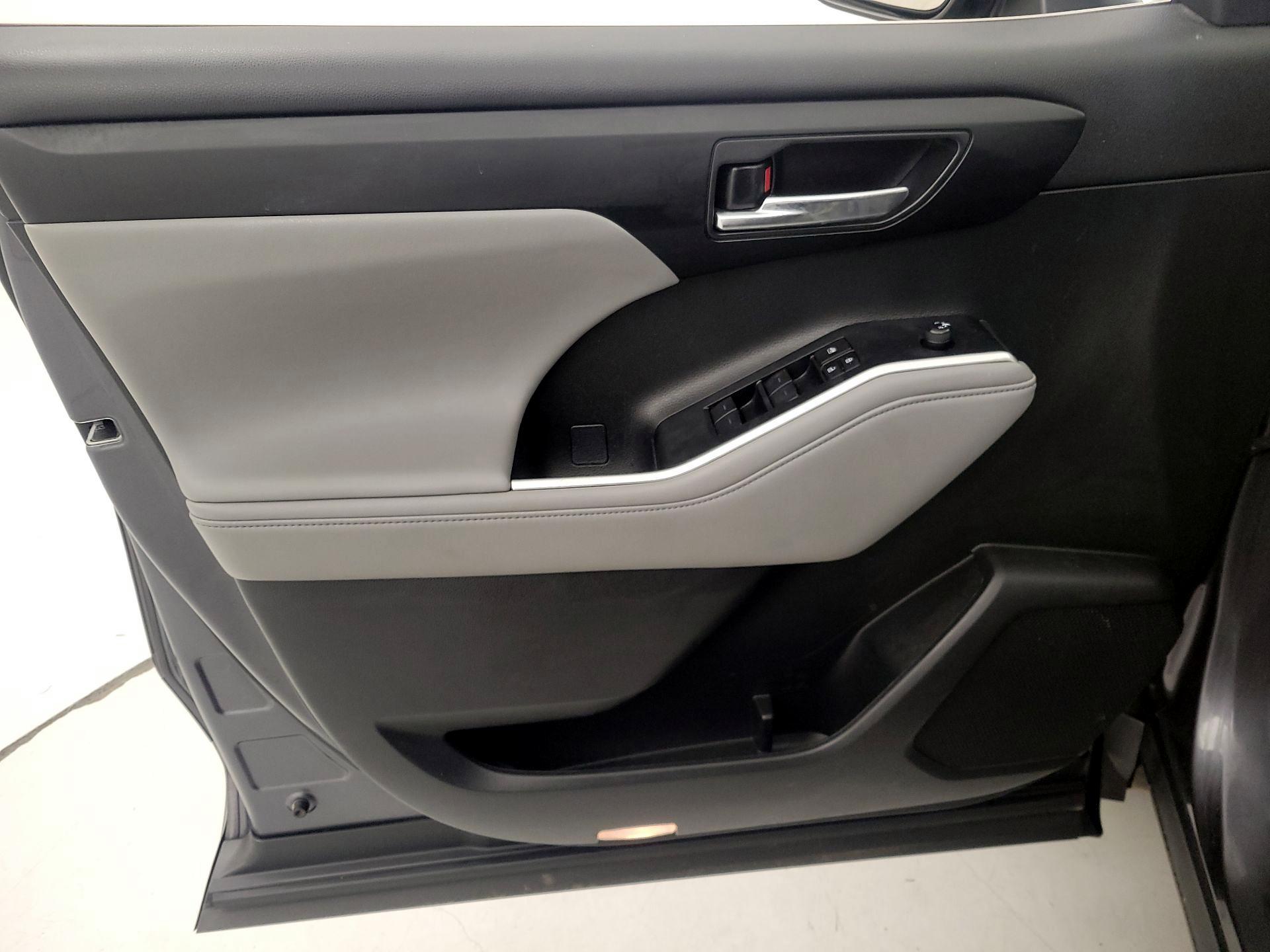 Thumbnail: 2023 Toyota Highlander - 12