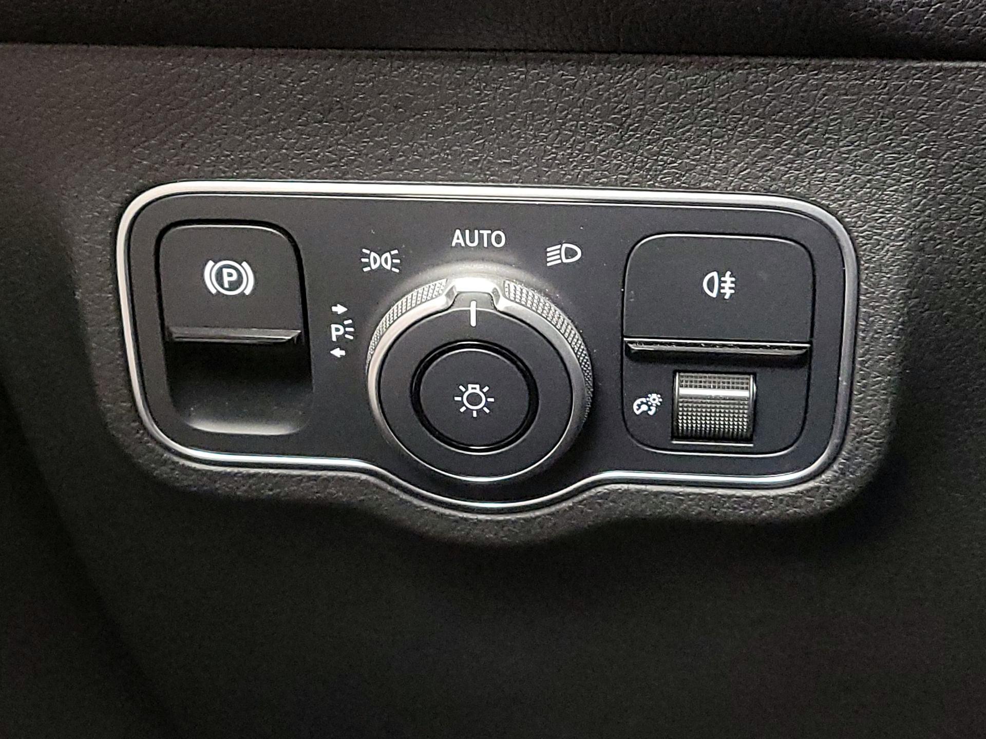 Thumbnail: 2023 Mercedes-Benz GLB - 13