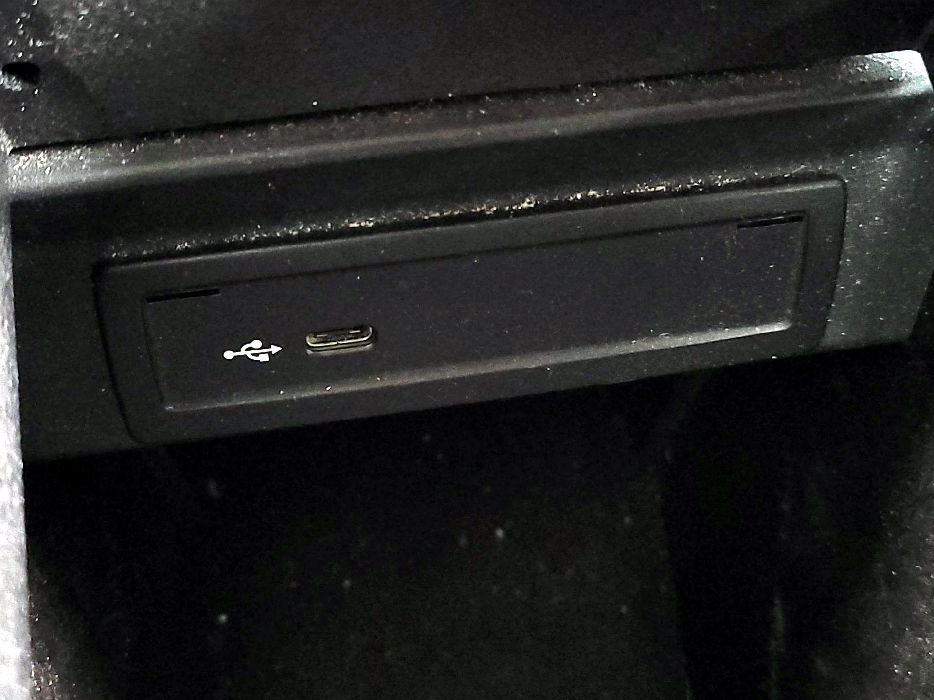 Thumbnail: 2023 Mercedes-Benz GLB - 18