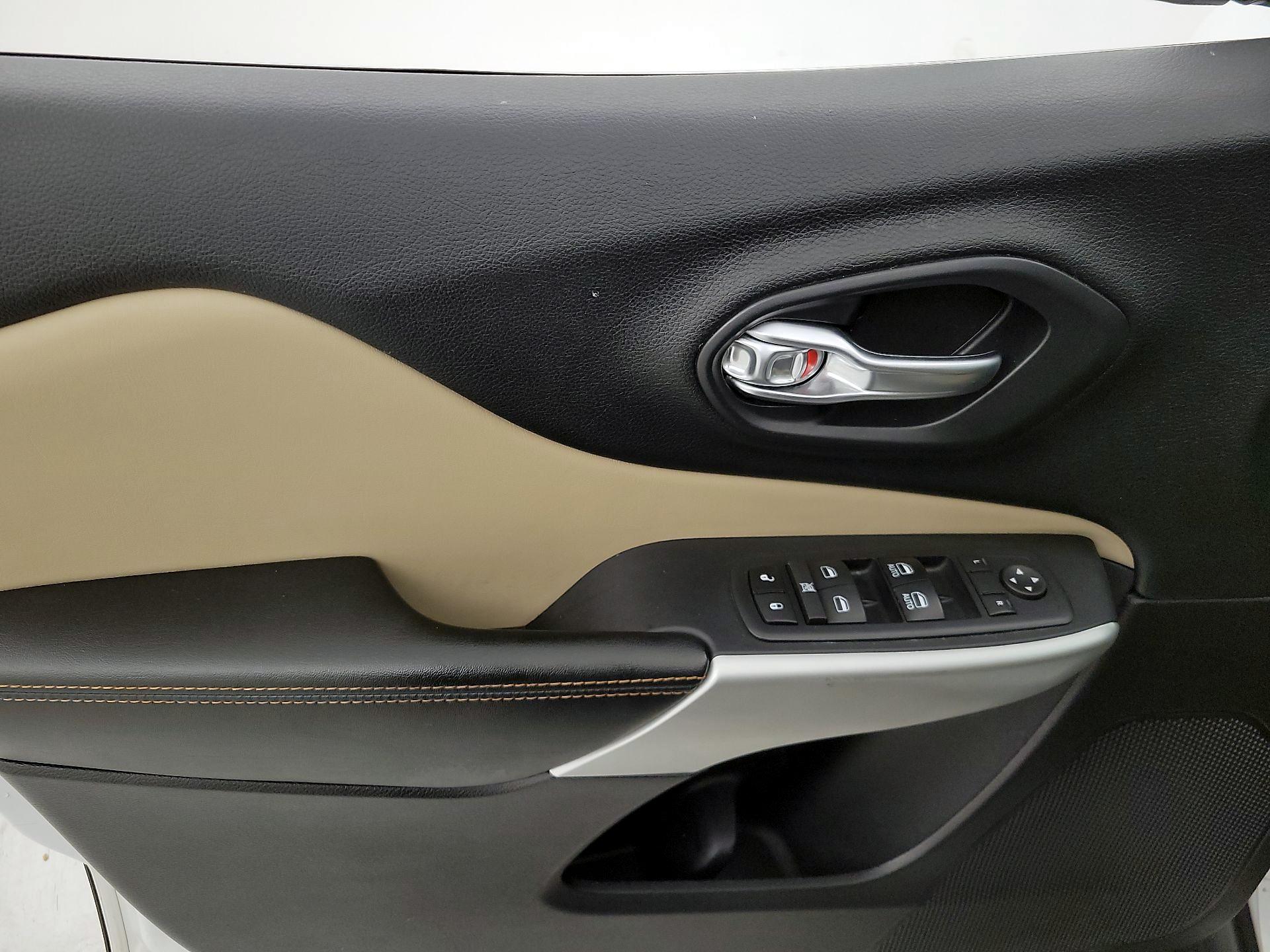 Thumbnail: 2017 Jeep Cherokee - 12