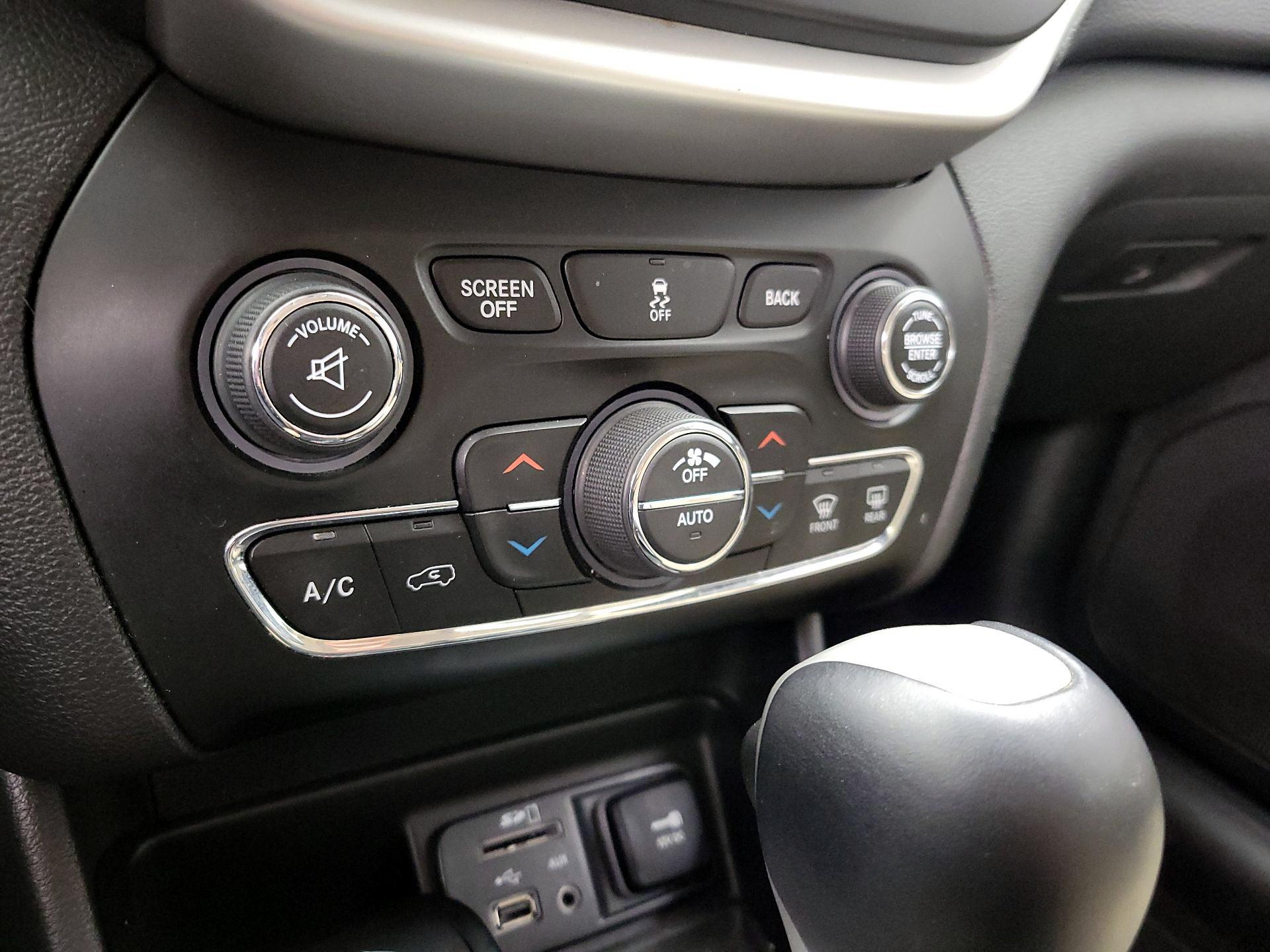 Thumbnail: 2017 Jeep Cherokee - 17