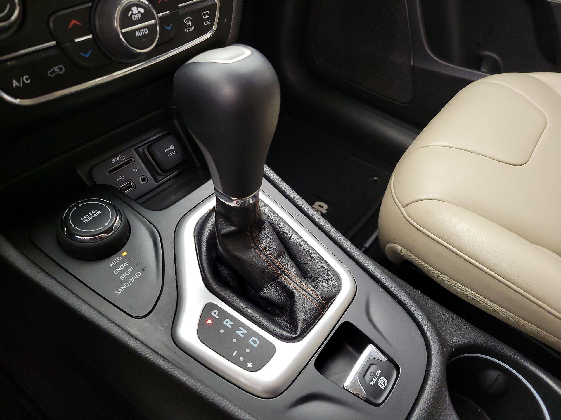 Thumbnail: 2017 Jeep Cherokee - 18