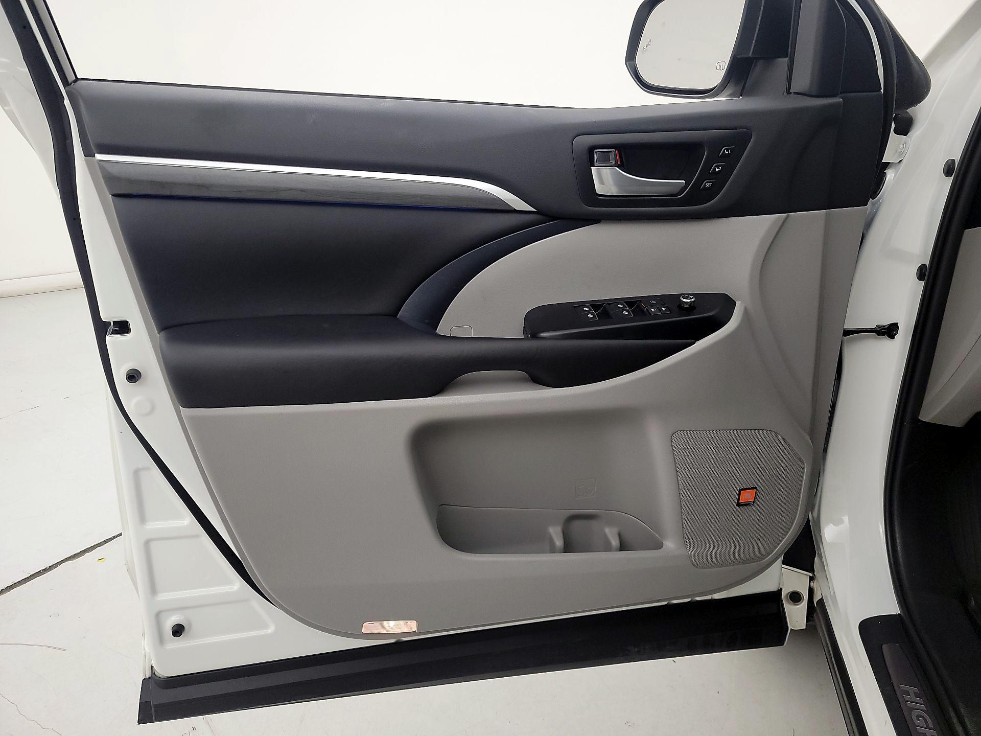 Thumbnail: 2019 Toyota Highlander - 12