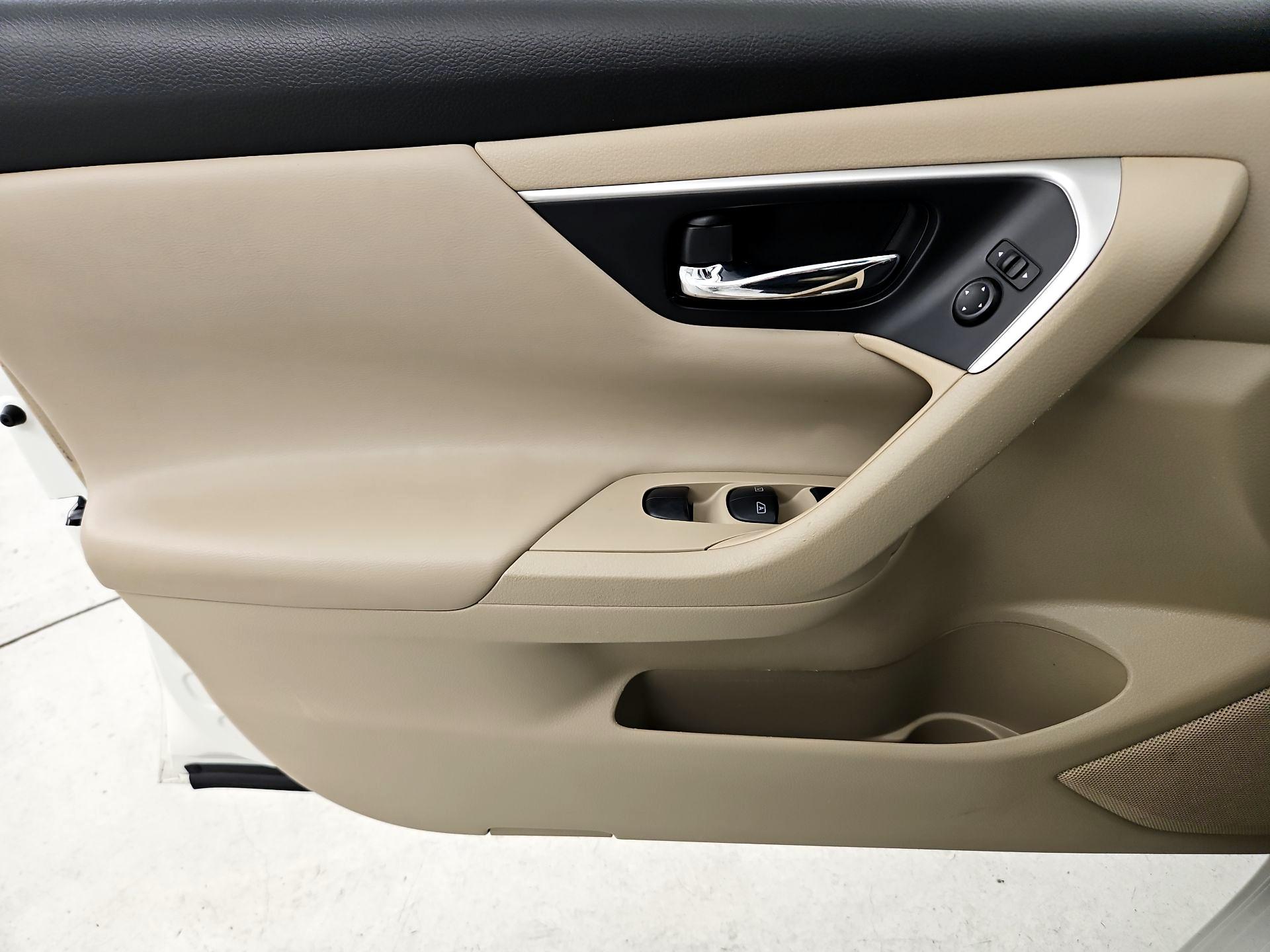 Thumbnail: 2017 Nissan Altima - 12