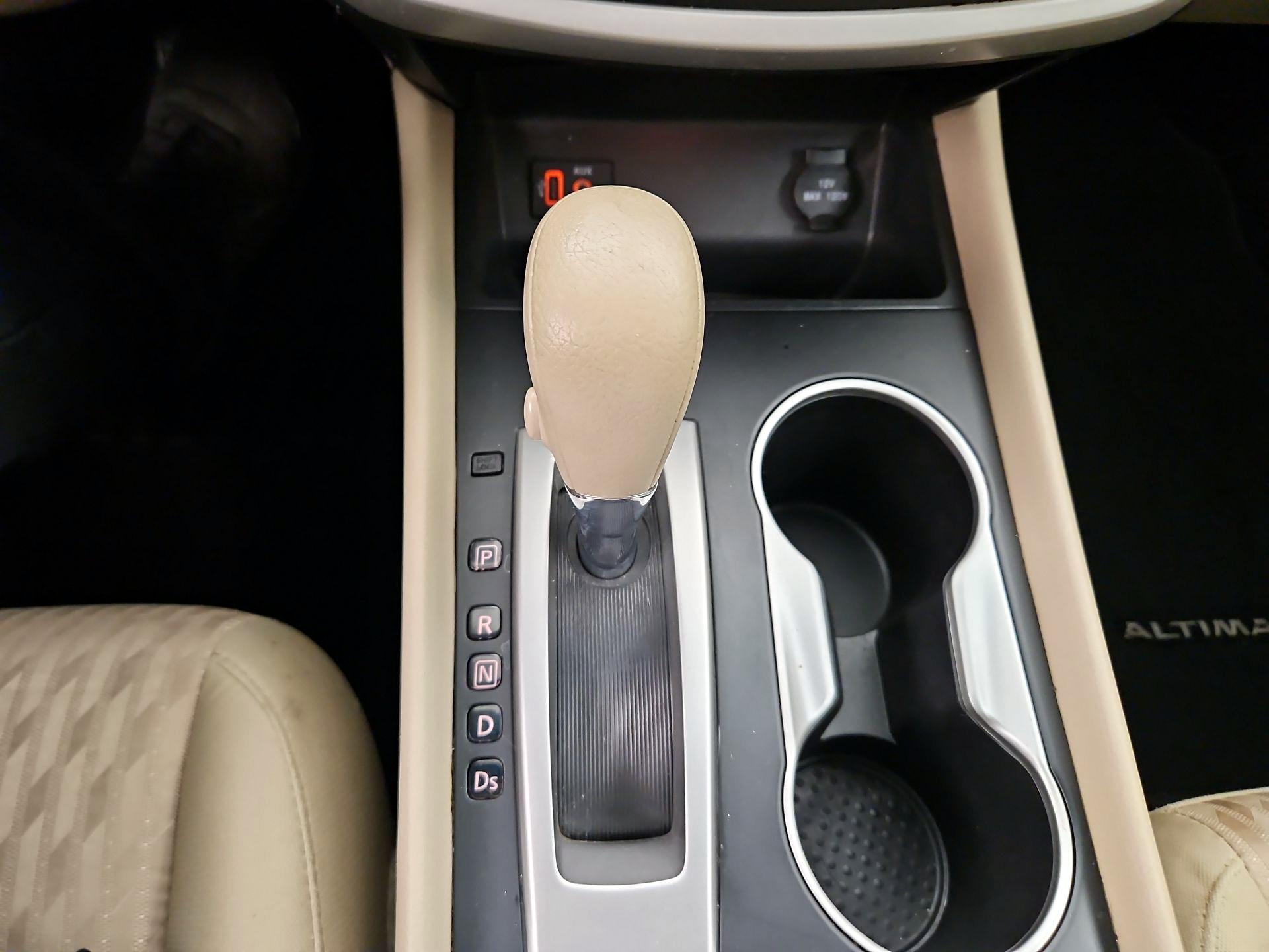 Thumbnail: 2017 Nissan Altima - 17