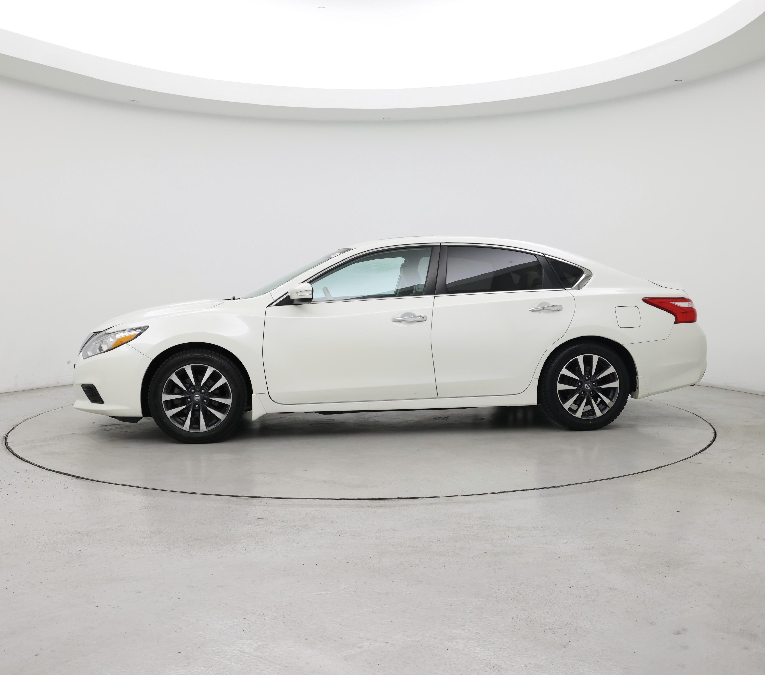 Thumbnail: 2017 Nissan Altima - 3