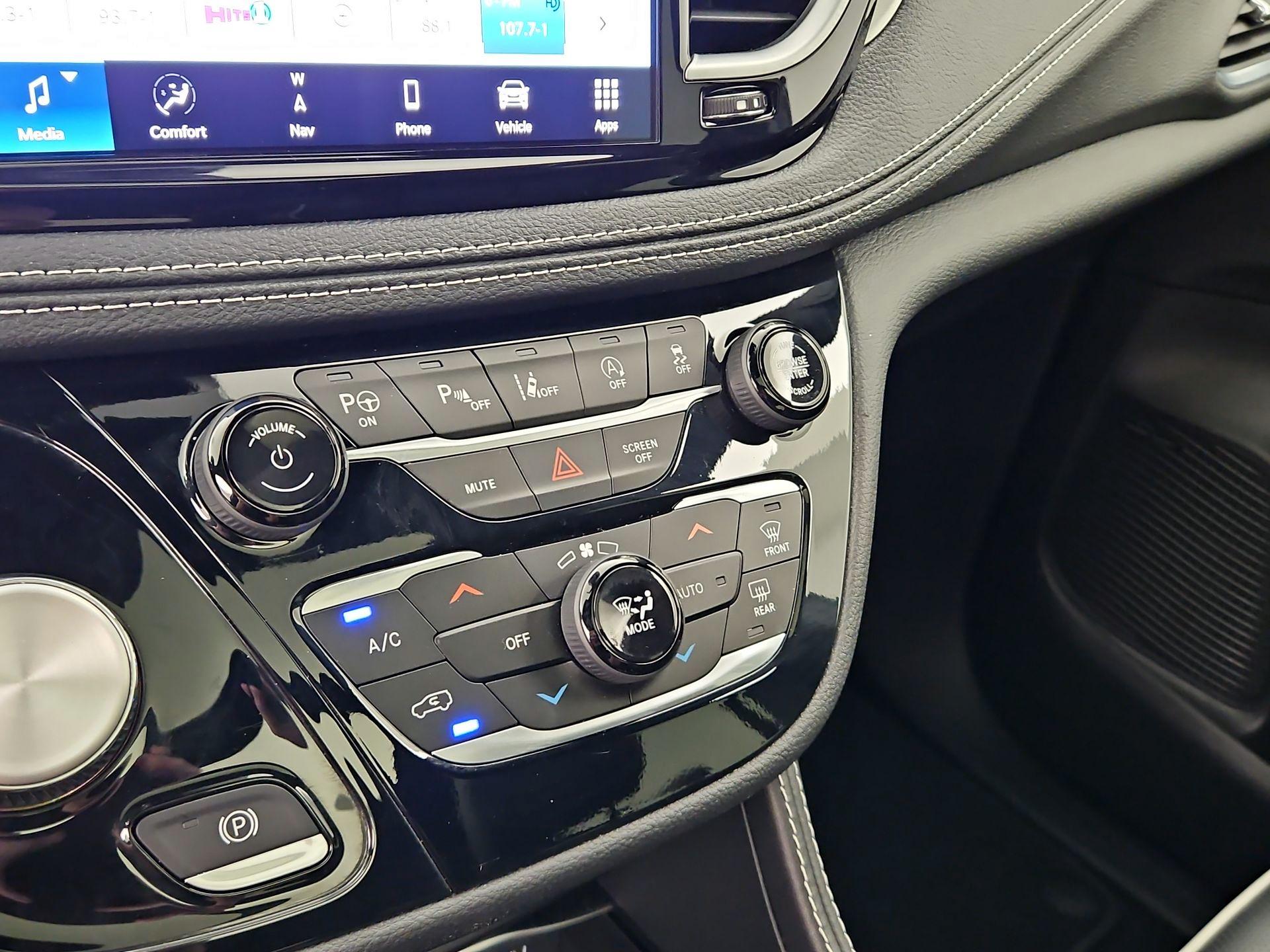 Thumbnail: 2023 Chrysler Pacifica - 17