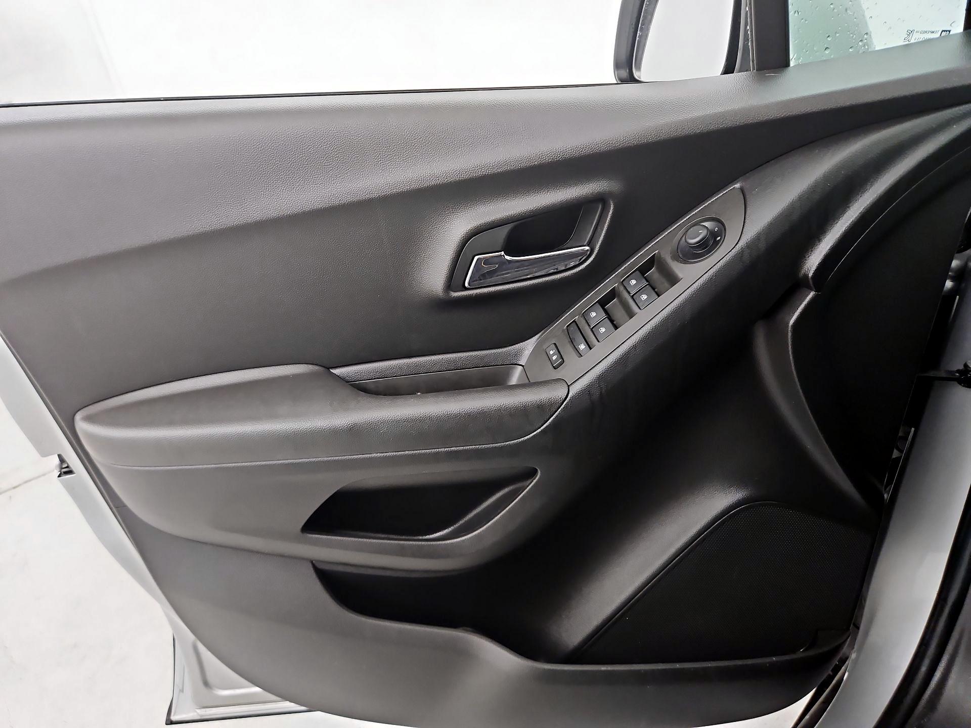 Thumbnail: 2017 Chevrolet Trax - 12