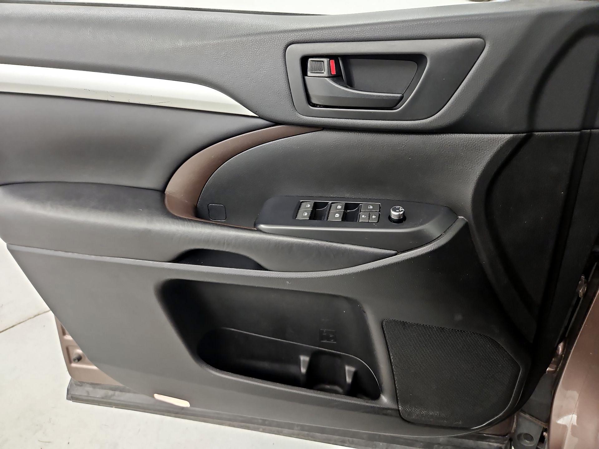 Thumbnail: 2019 Toyota Highlander - 12