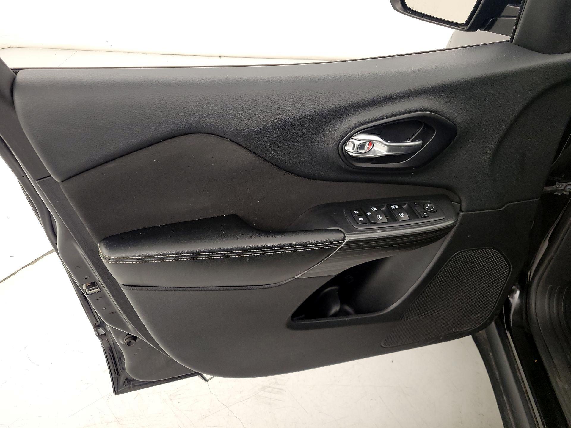 Thumbnail: 2017 Jeep Cherokee - 12