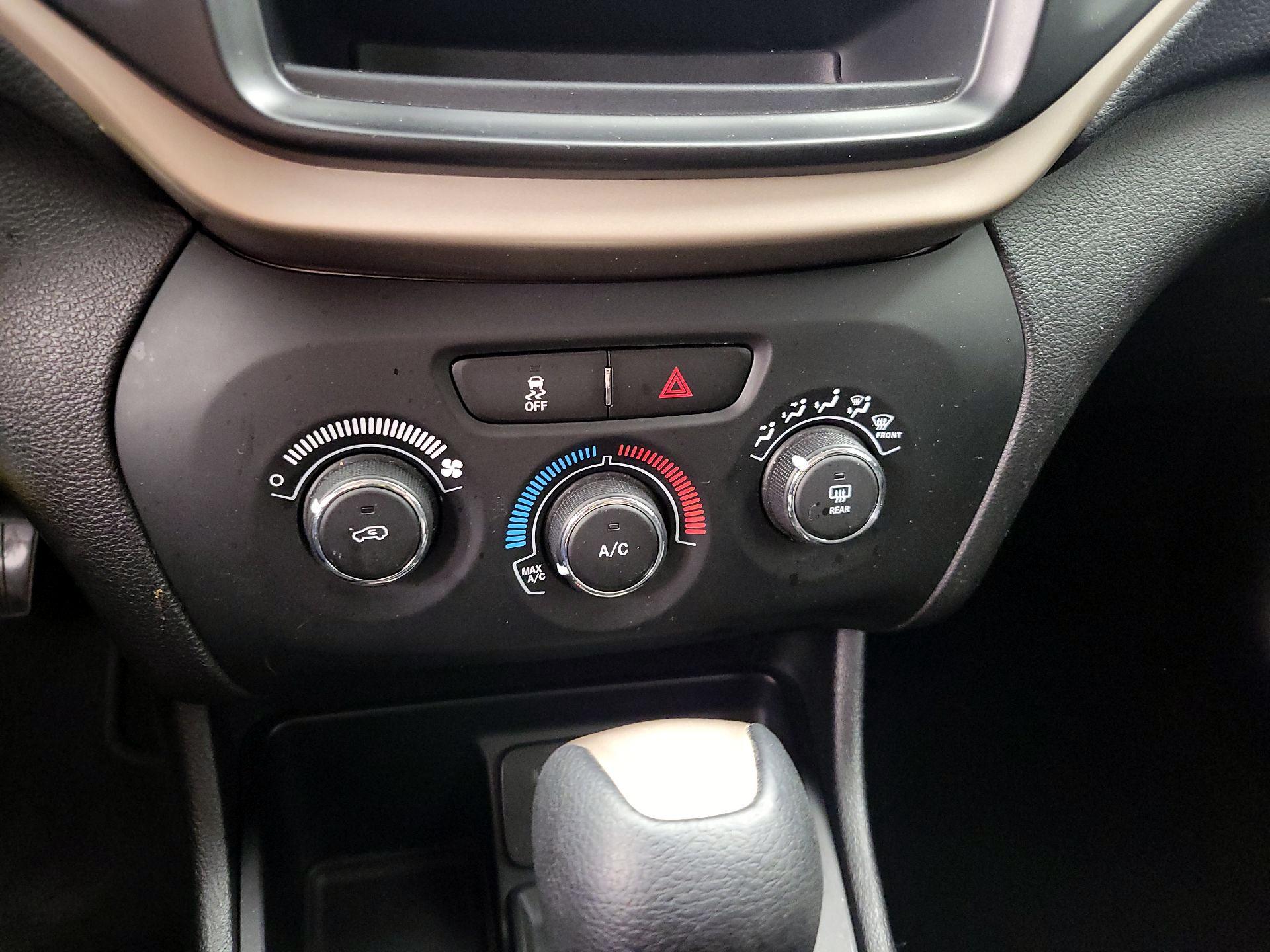 Thumbnail: 2017 Jeep Cherokee - 16