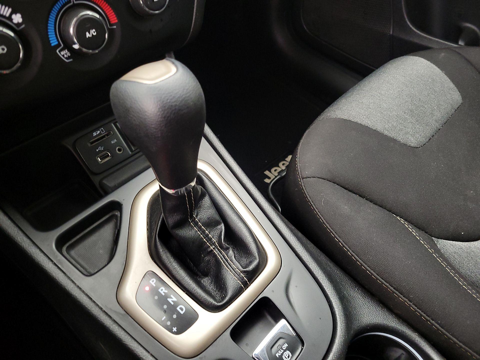 Thumbnail: 2017 Jeep Cherokee - 17