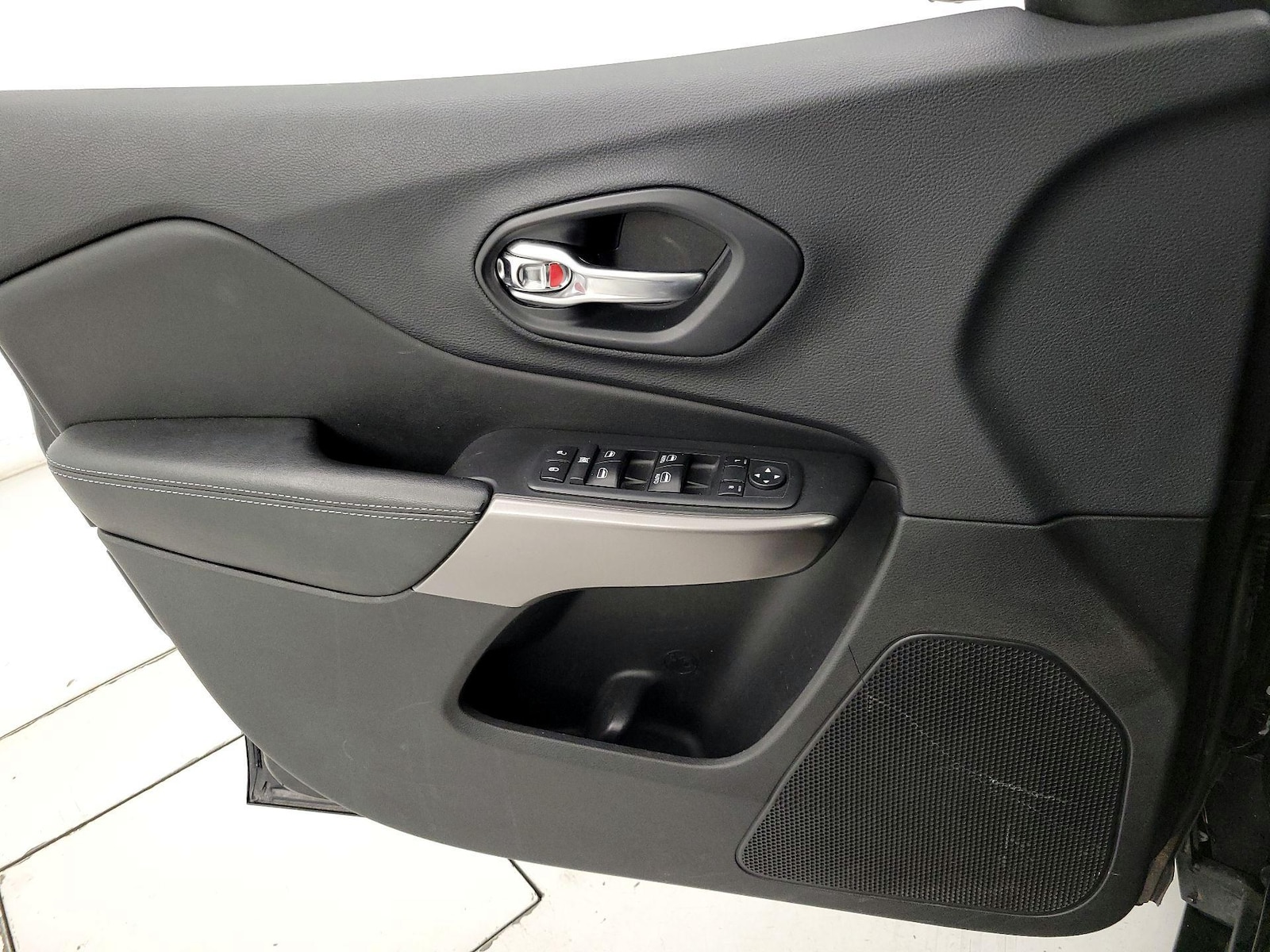 2019 Jeep Cherokee Latitude Plus - Photo 13