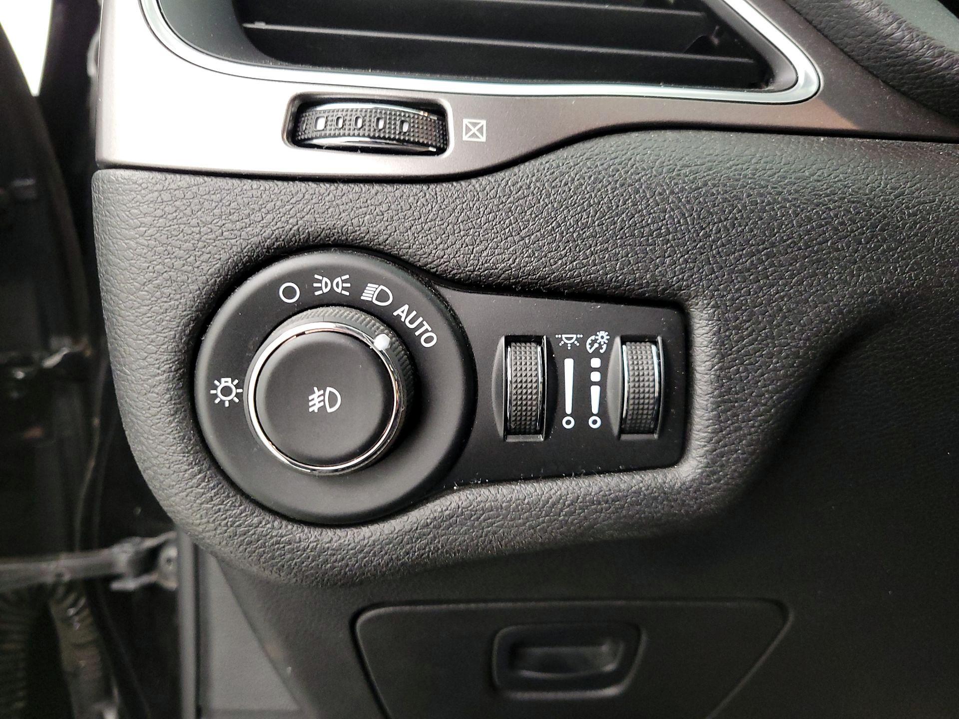 Thumbnail: 2019 Jeep Cherokee - 13