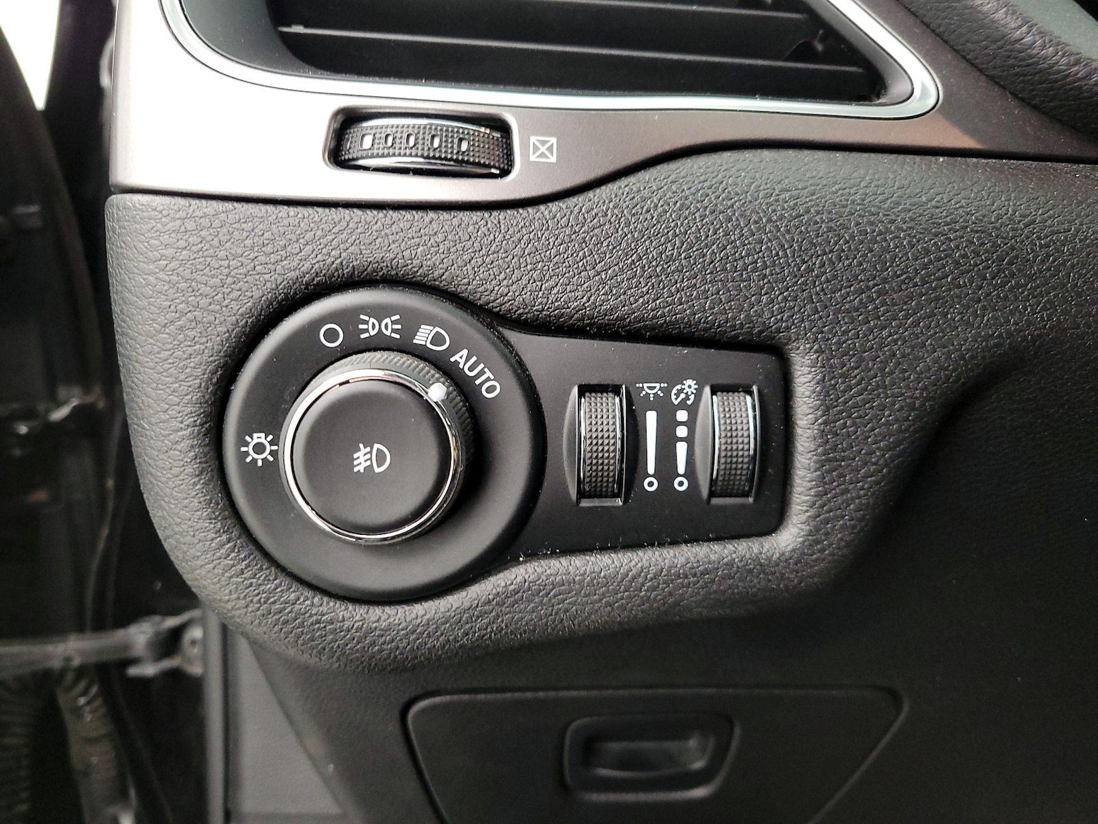 2019 Jeep Cherokee Latitude Plus - Photo 14