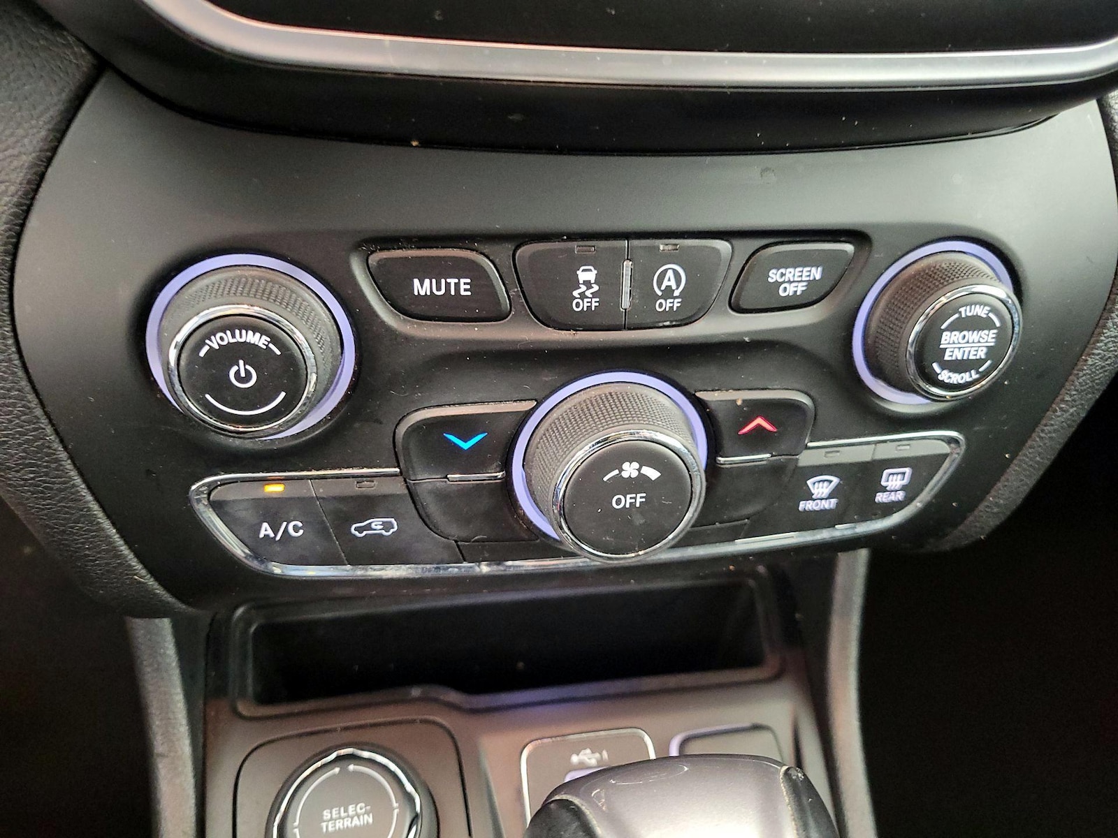2019 Jeep Cherokee Latitude Plus - Photo 17