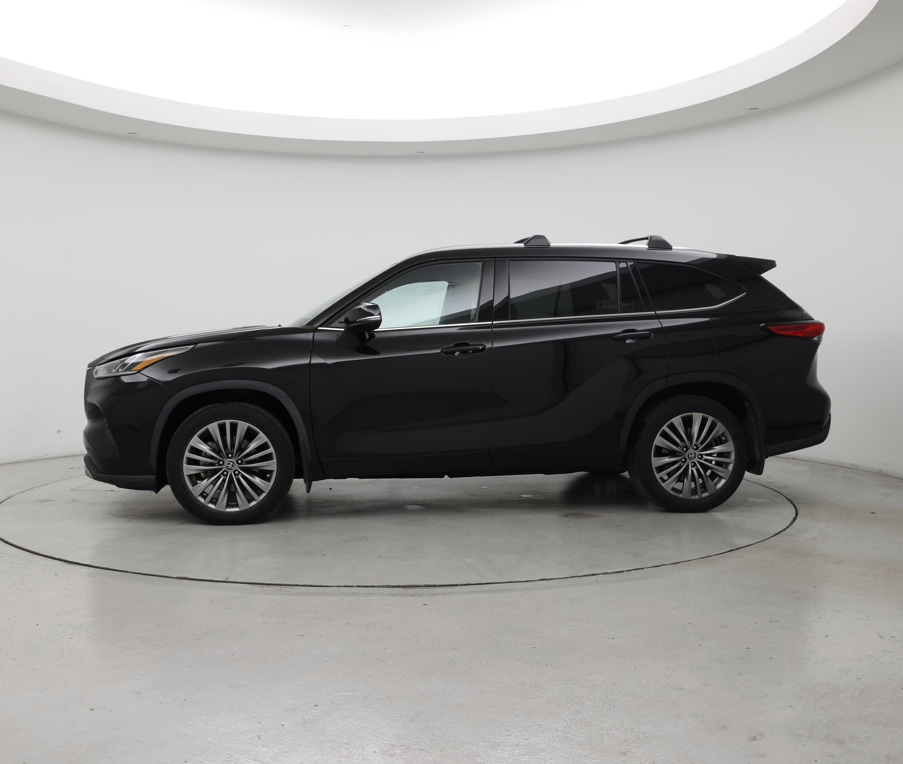 Thumbnail: 2022 Toyota Highlander - 3