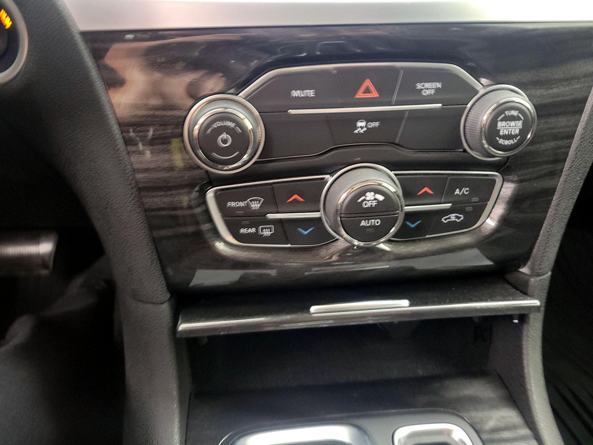 Thumbnail: 2019 Chrysler 300 - 16