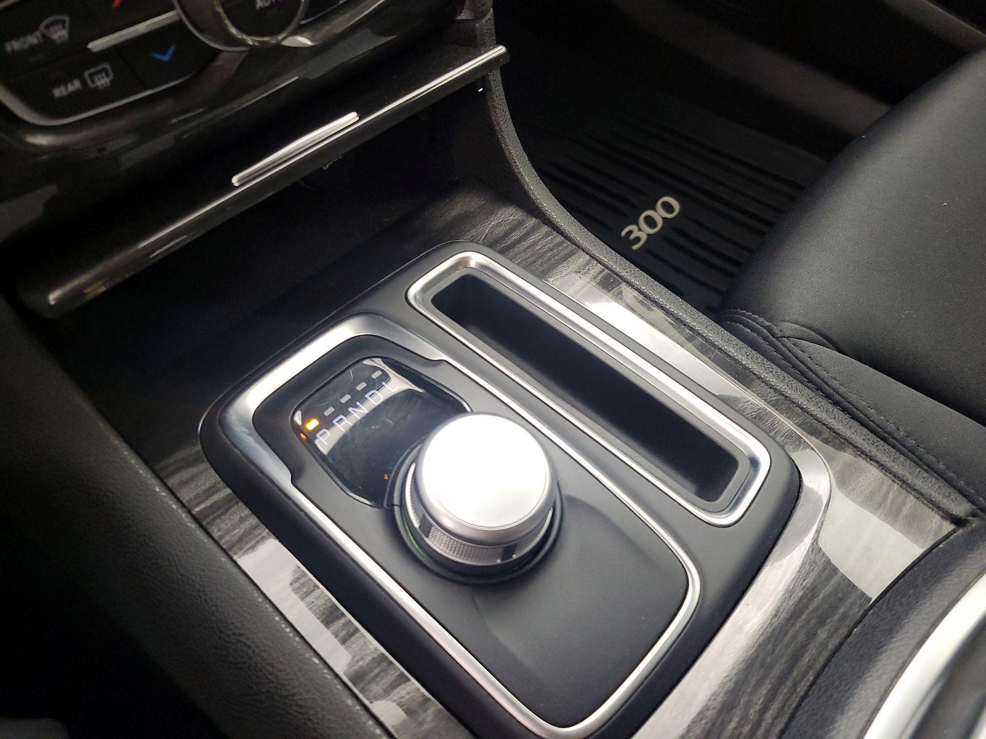 Thumbnail: 2019 Chrysler 300 - 17