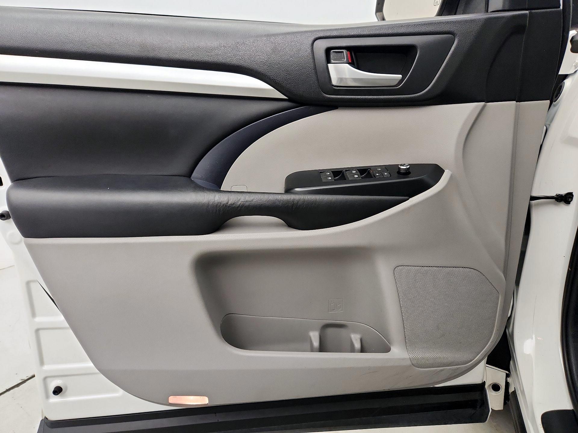 Thumbnail: 2015 Toyota Highlander - 12