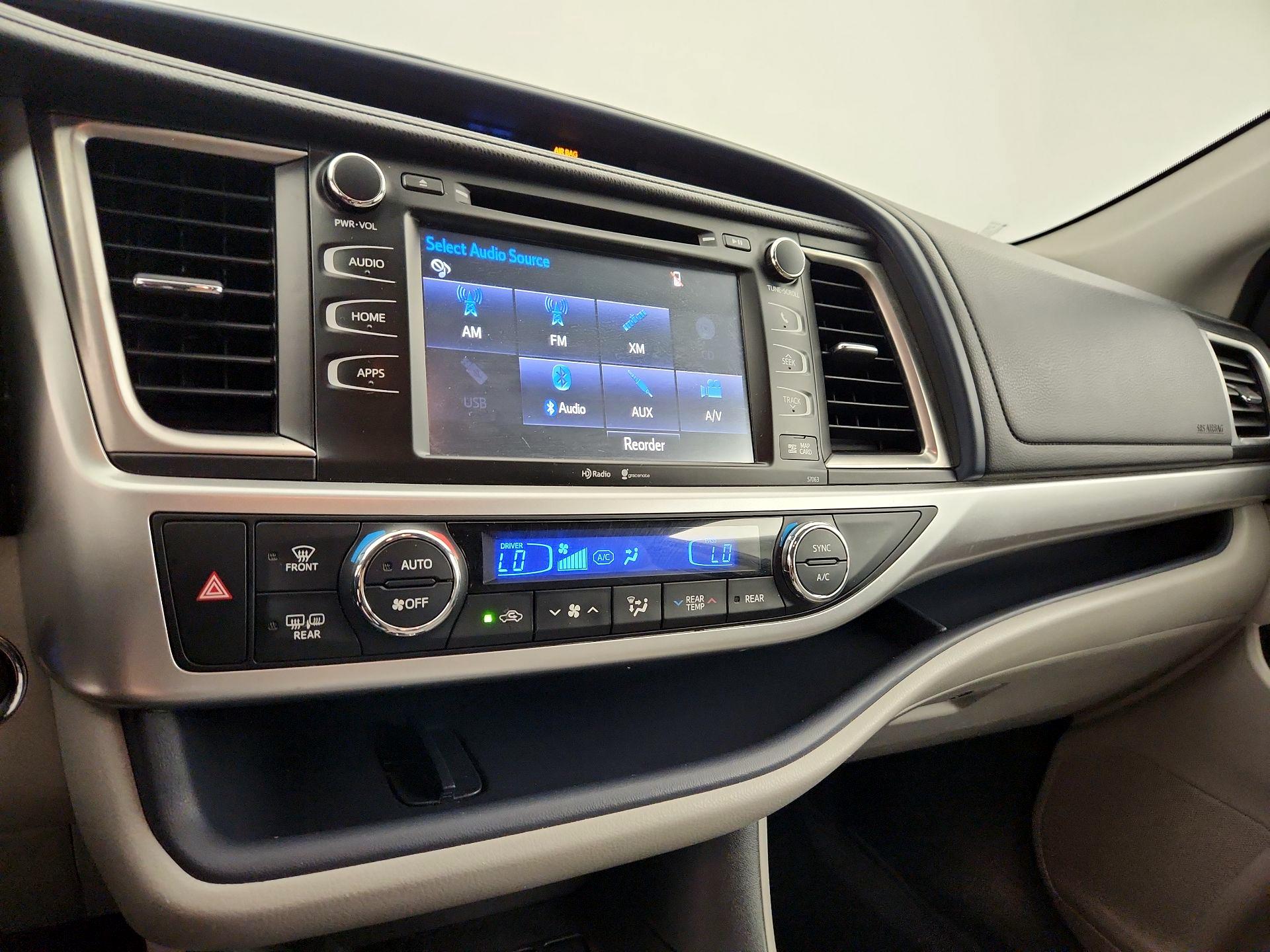 Thumbnail: 2015 Toyota Highlander - 16