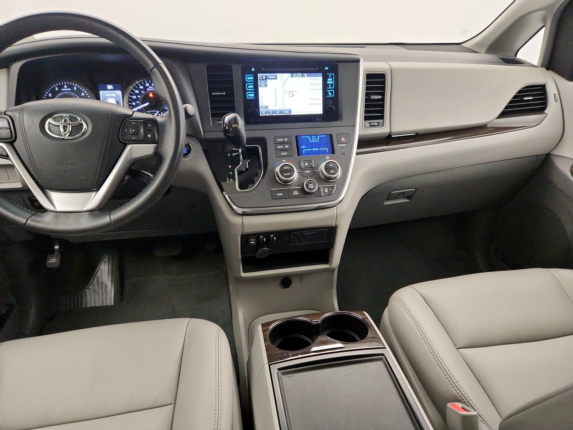 Thumbnail: 2017 Toyota Sienna - 9