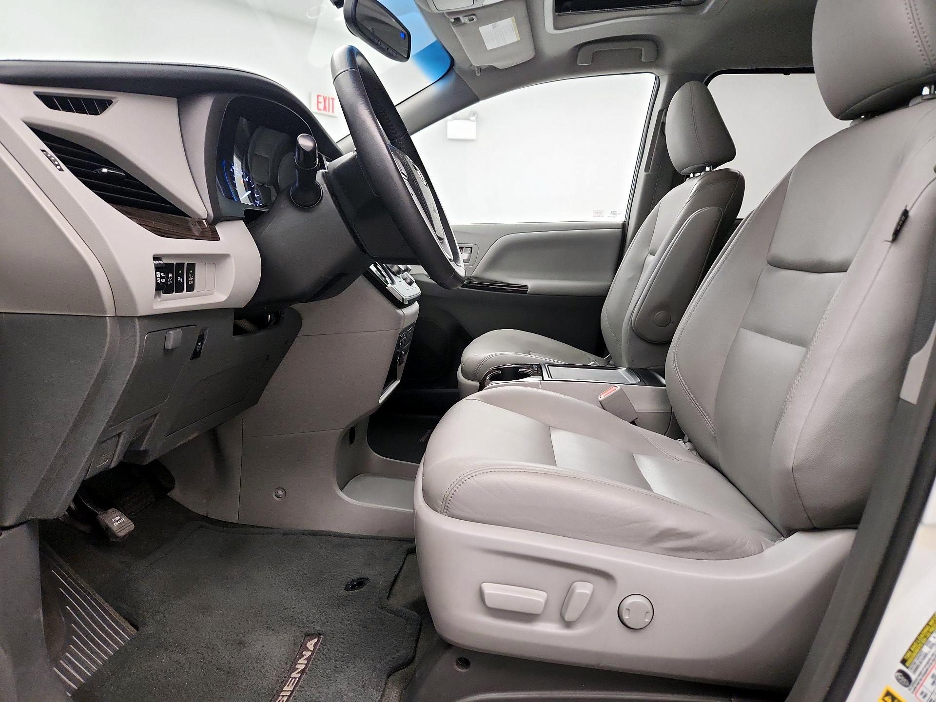 Thumbnail: 2017 Toyota Sienna - 11