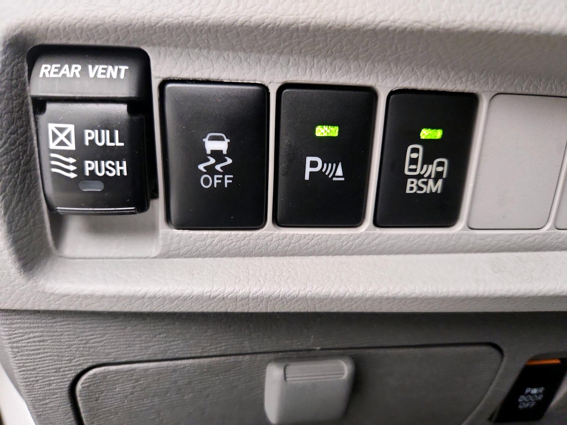Thumbnail: 2017 Toyota Sienna - 13