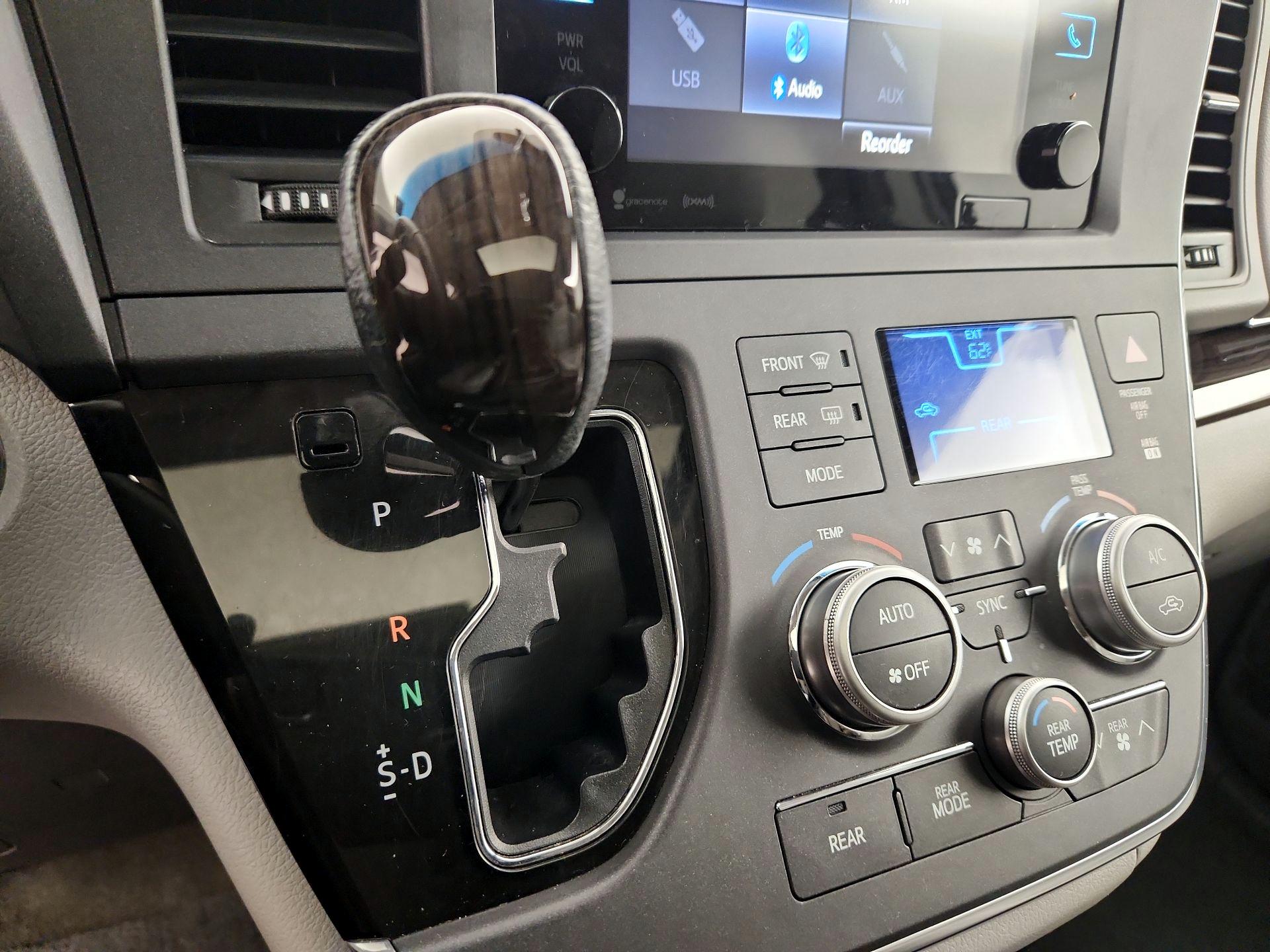 Thumbnail: 2017 Toyota Sienna - 18