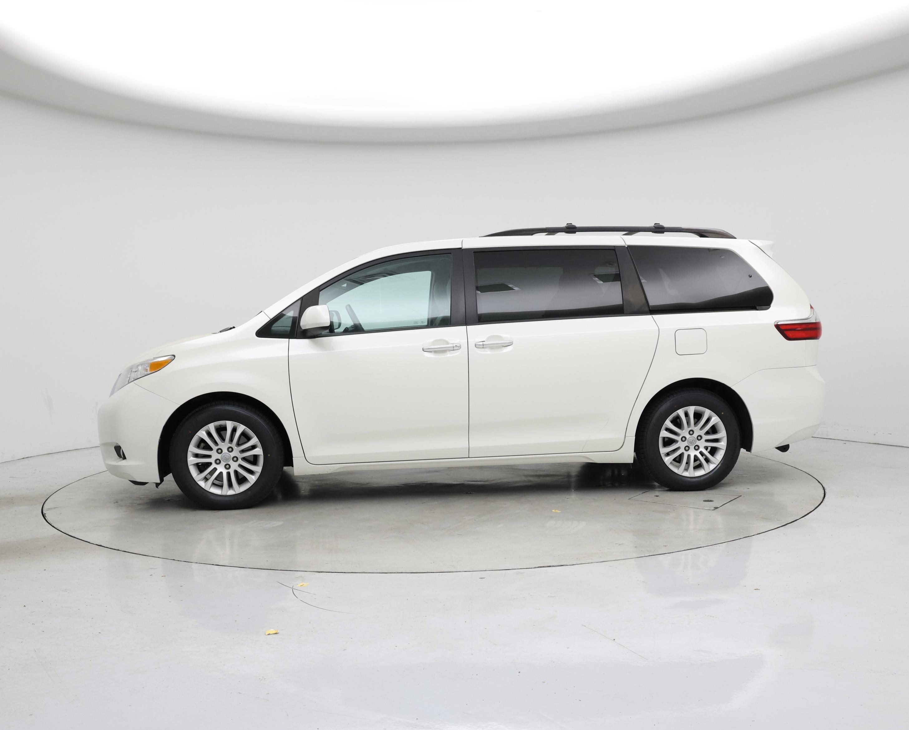 Thumbnail: 2017 Toyota Sienna - 3