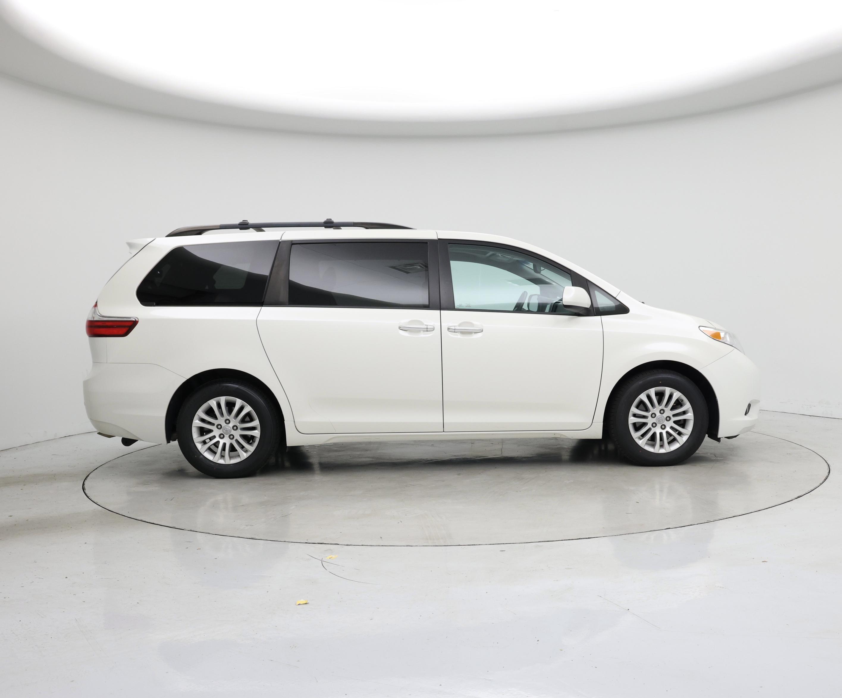 Thumbnail: 2017 Toyota Sienna - 7
