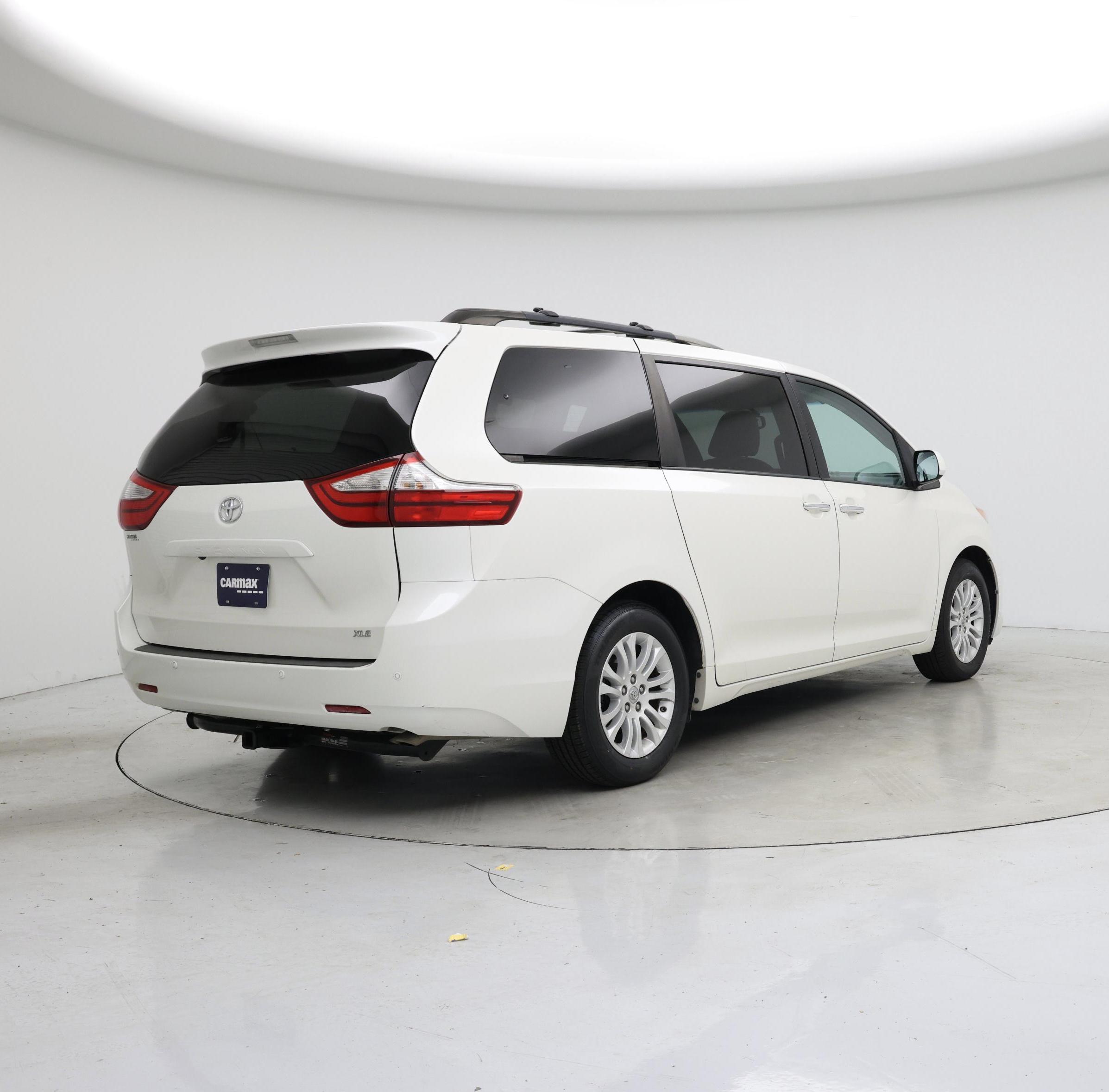 Thumbnail: 2017 Toyota Sienna - 8