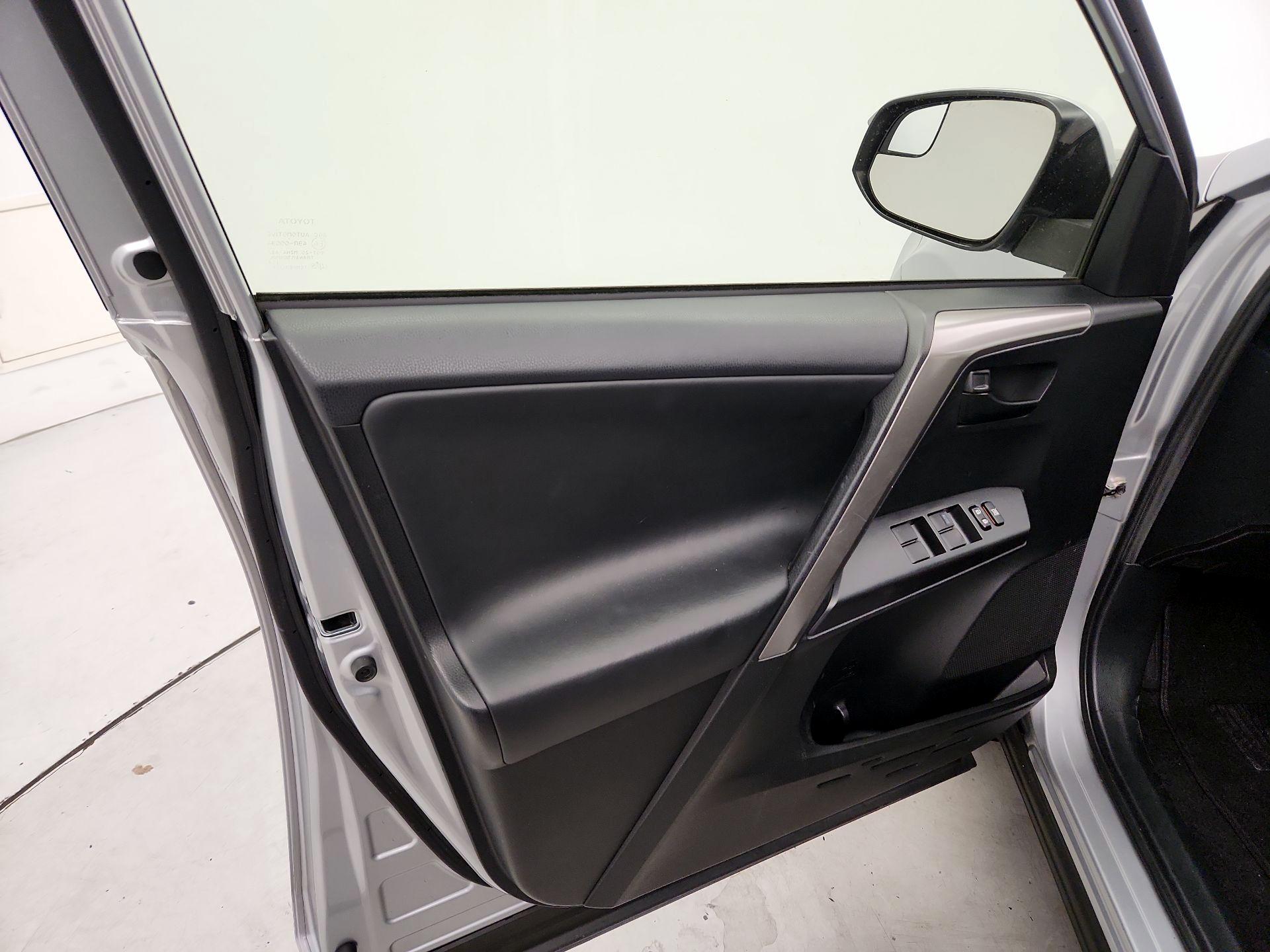 Thumbnail: 2018 Toyota RAV4 - 12