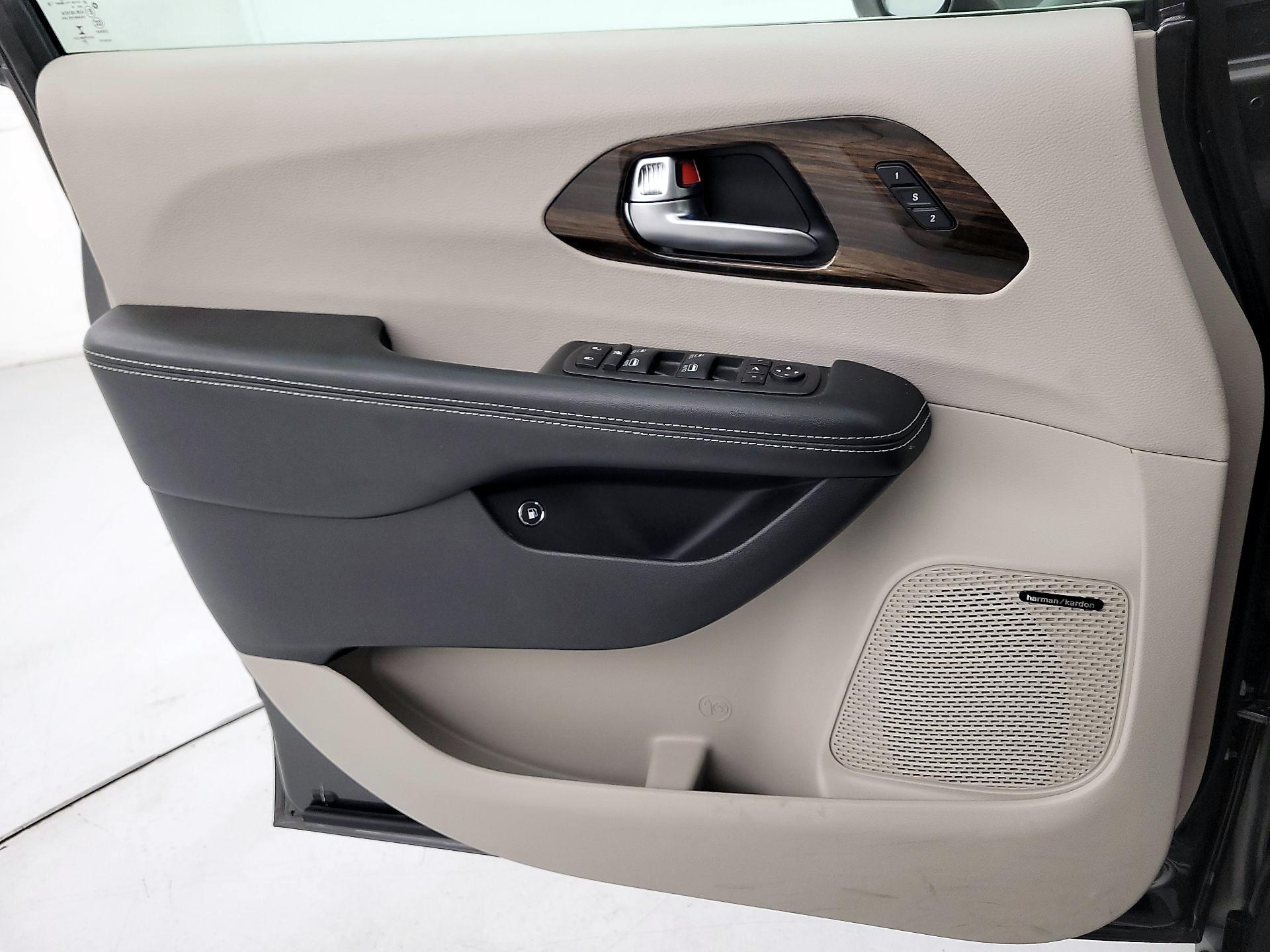Thumbnail: 2021 Chrysler Pacifica - 12