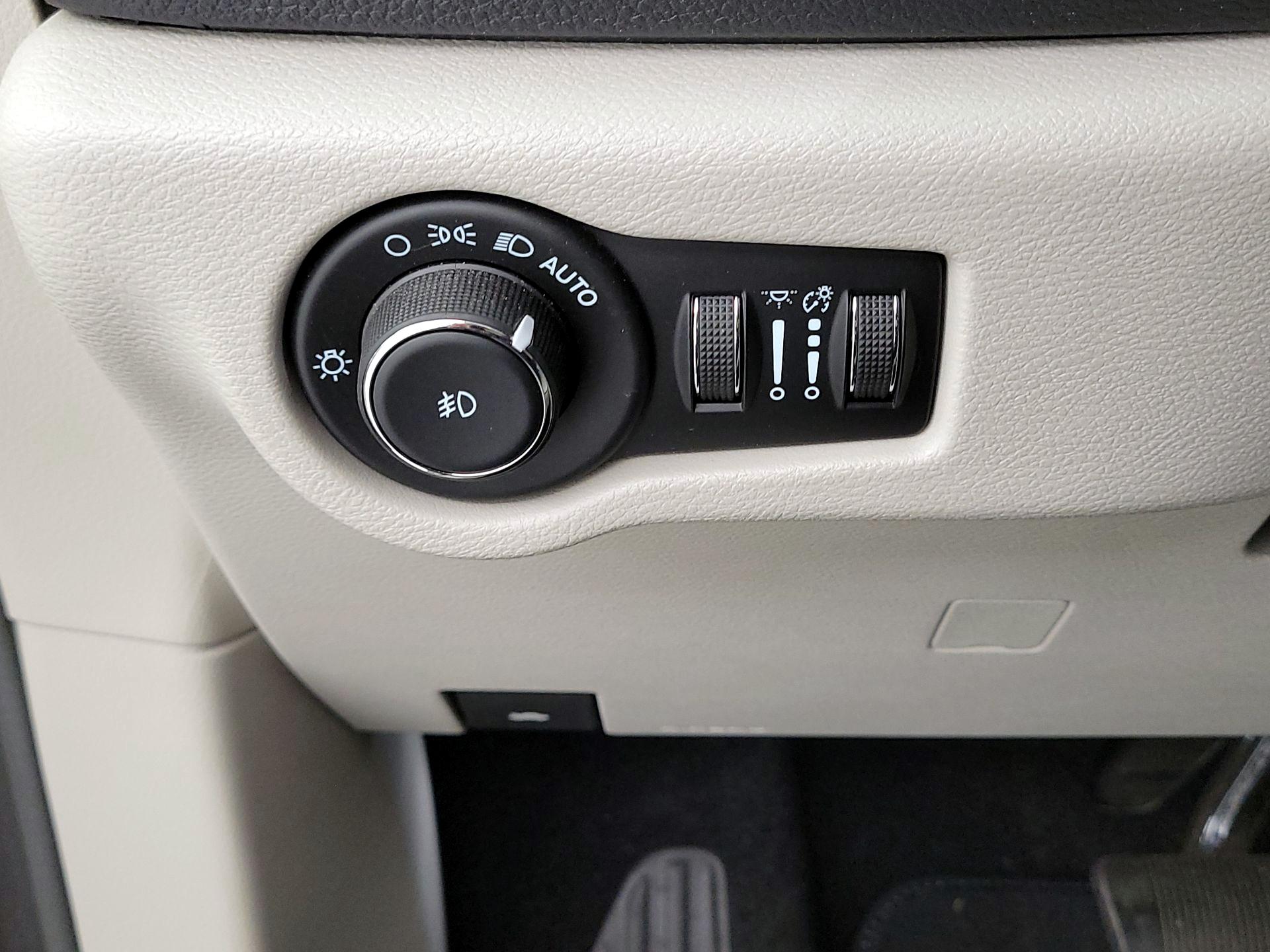 Thumbnail: 2021 Chrysler Pacifica - 13