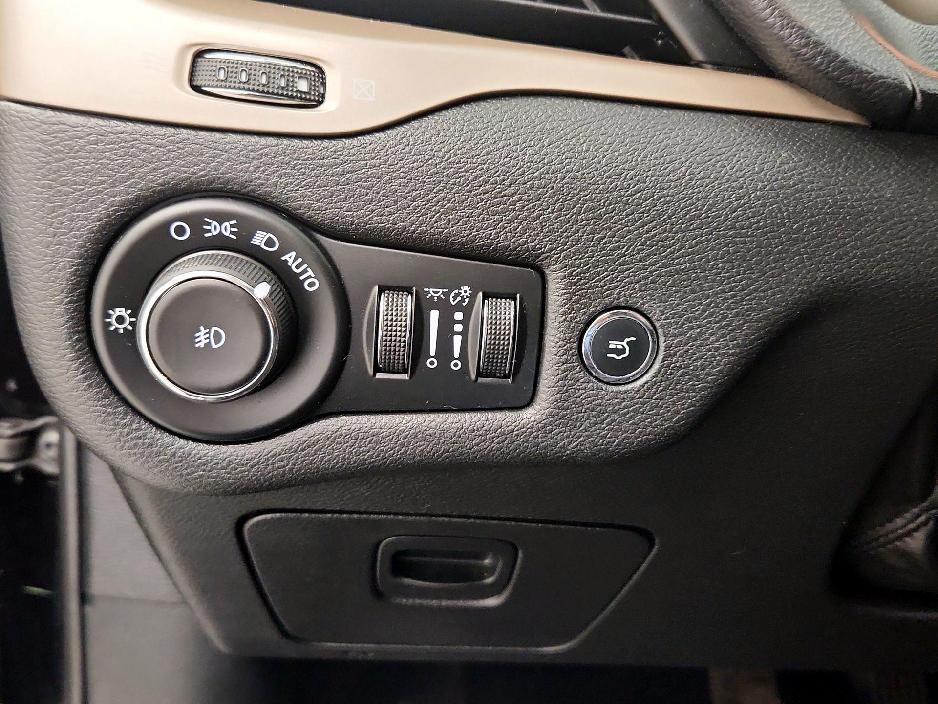 Thumbnail: 2017 Jeep Cherokee - 13