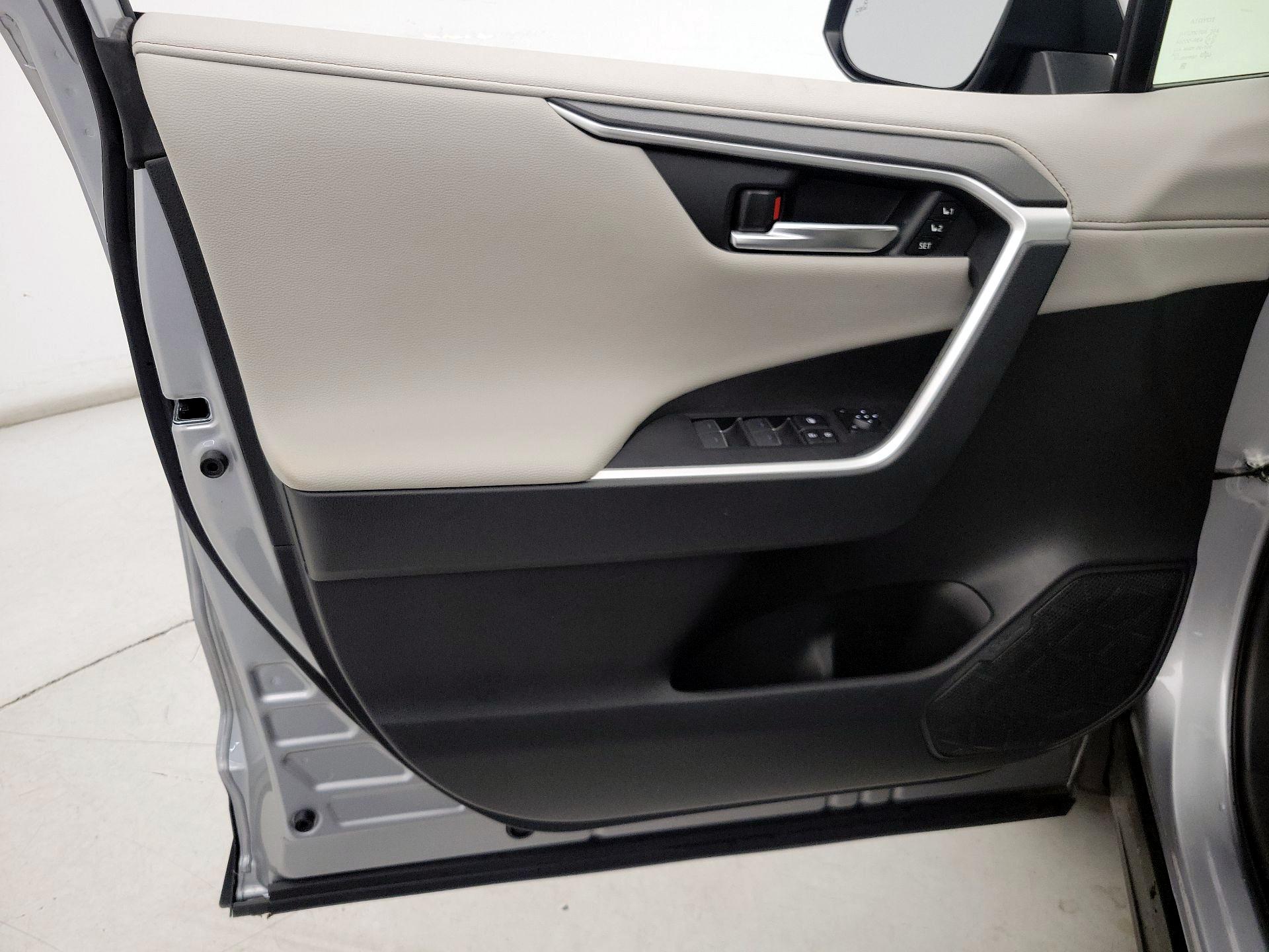 Thumbnail: 2022 Toyota RAV4 - 12
