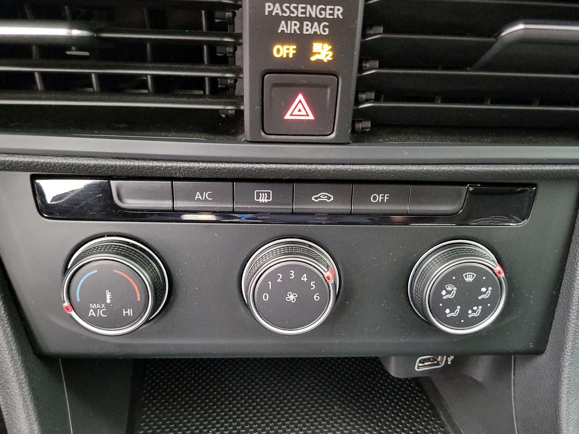 Thumbnail: 2019 Volkswagen Jetta - 16
