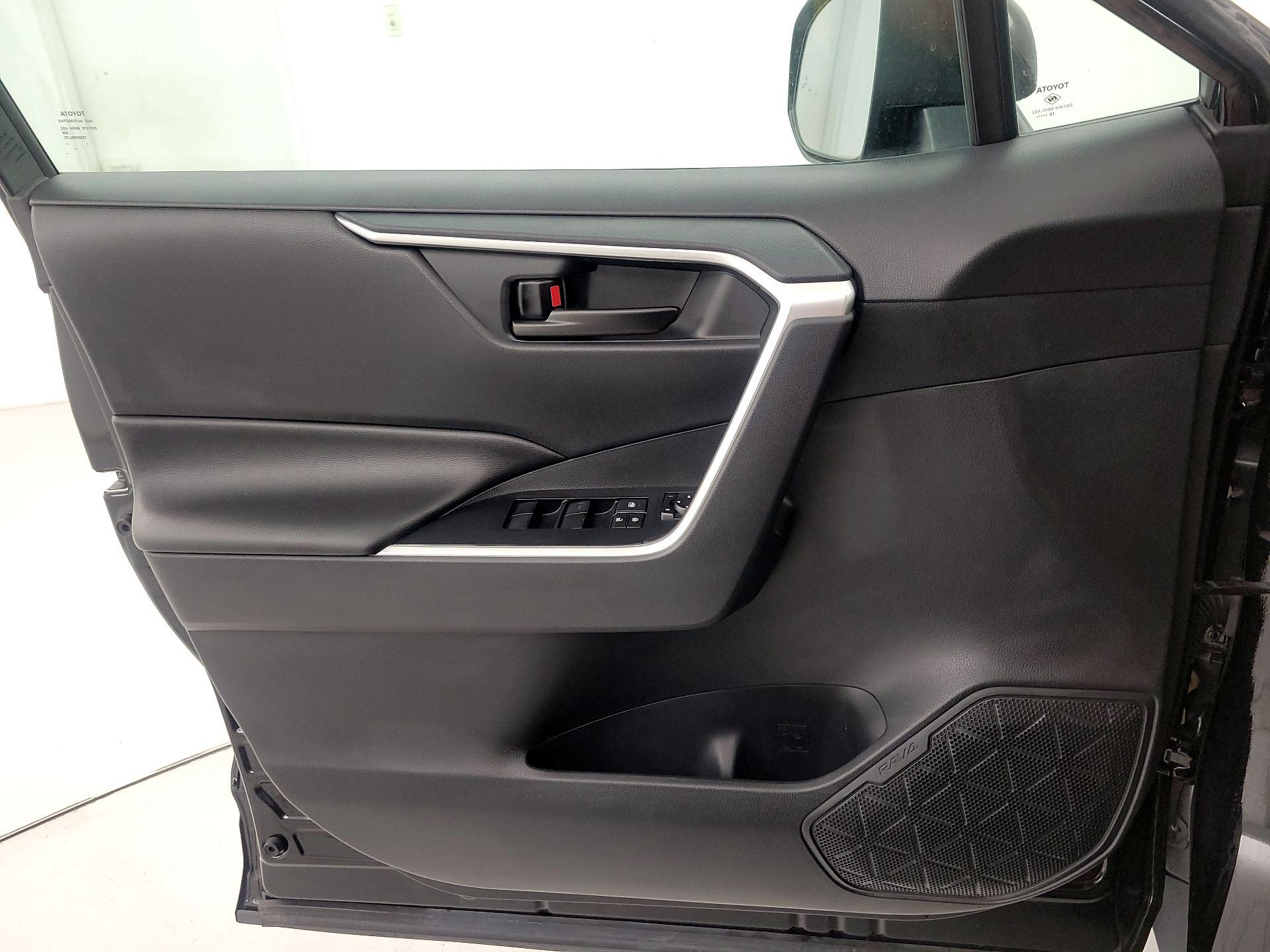 Thumbnail: 2019 Toyota RAV4 - 12