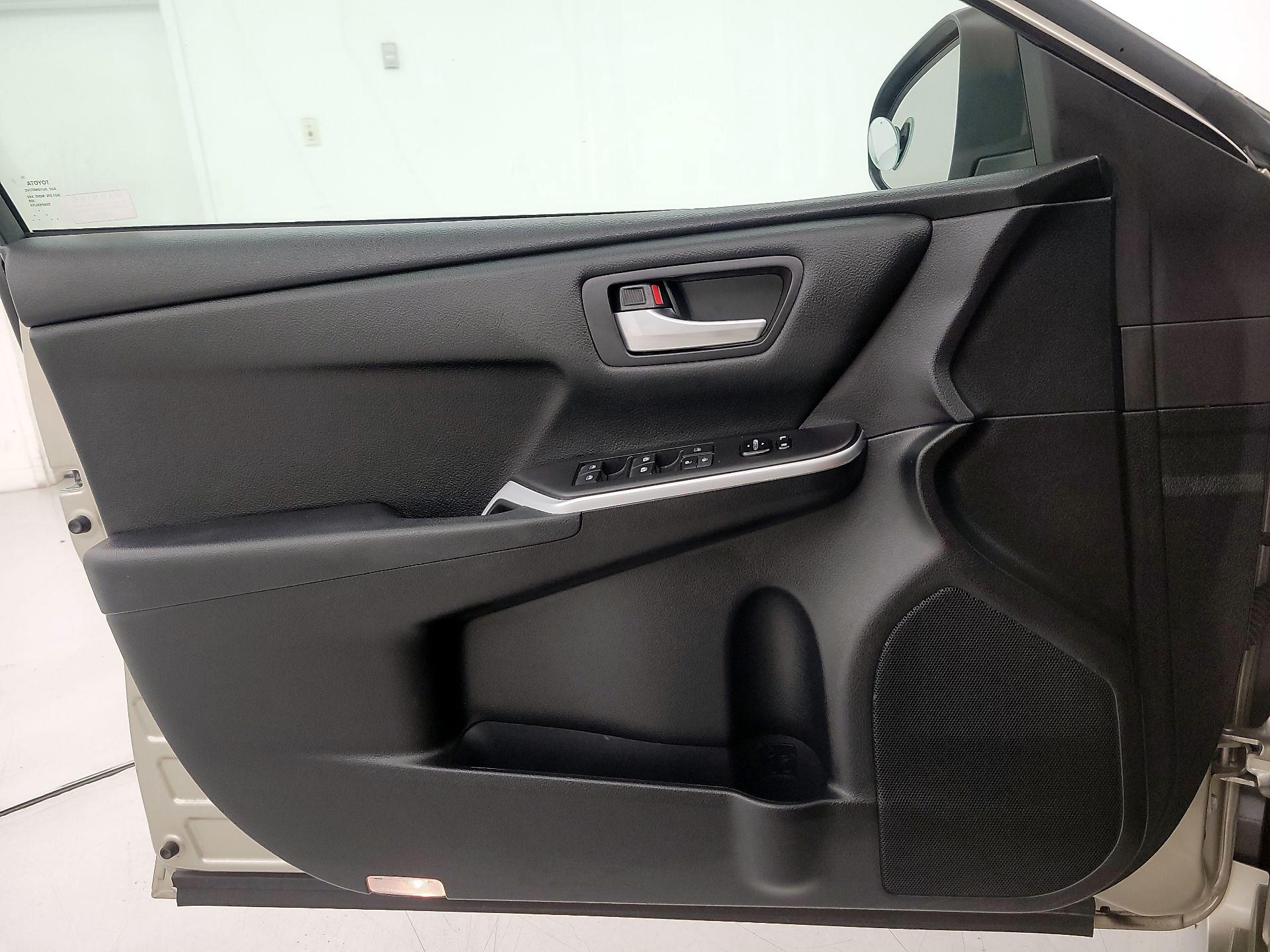 Thumbnail: 2015 Toyota Camry - 12