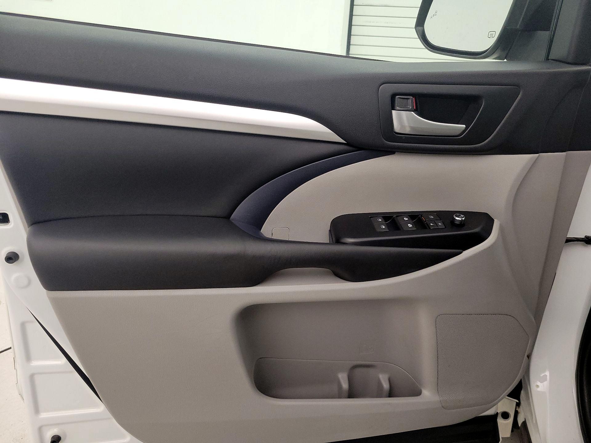 Thumbnail: 2017 Toyota Highlander - 12