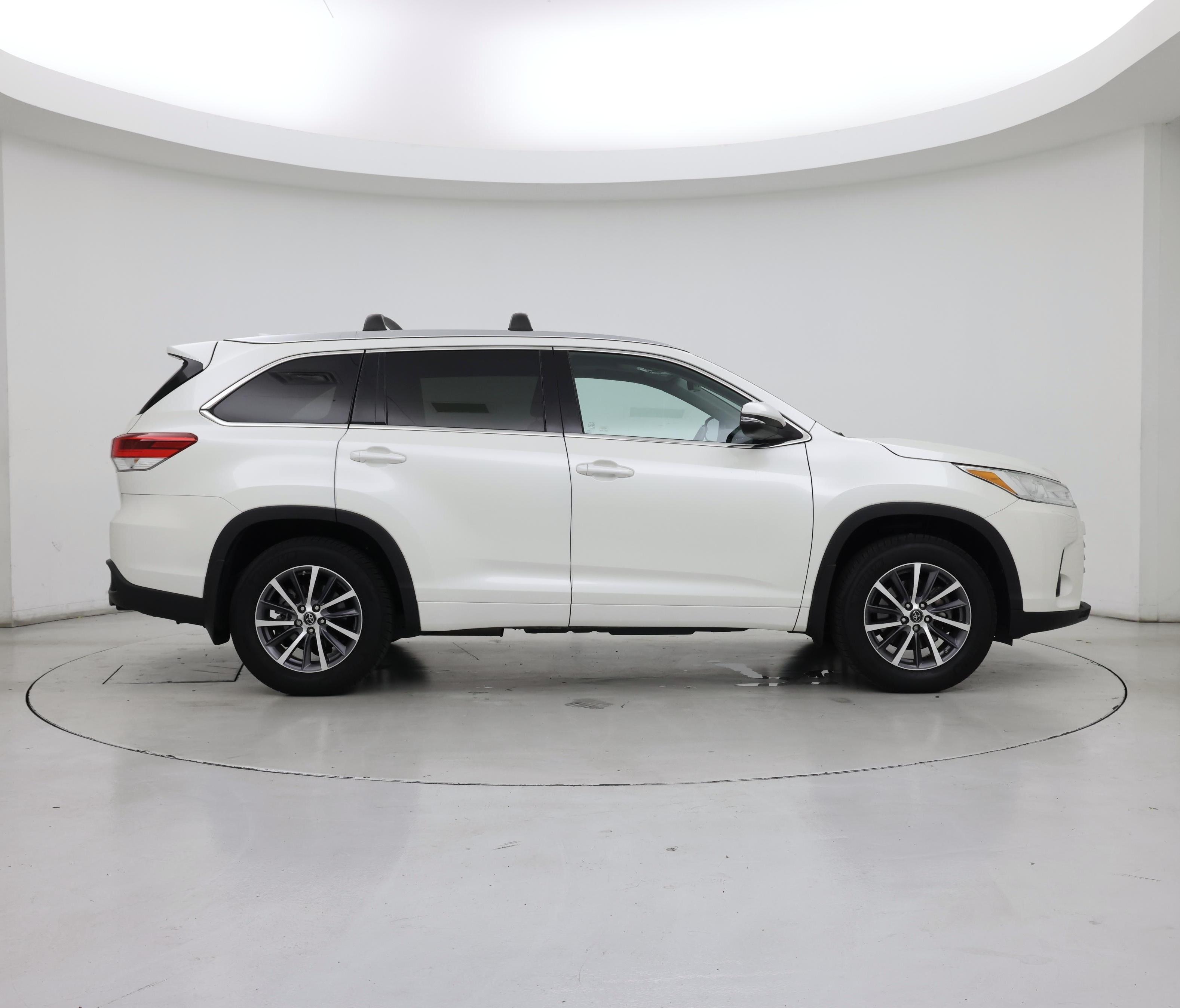 Thumbnail: 2017 Toyota Highlander - 7