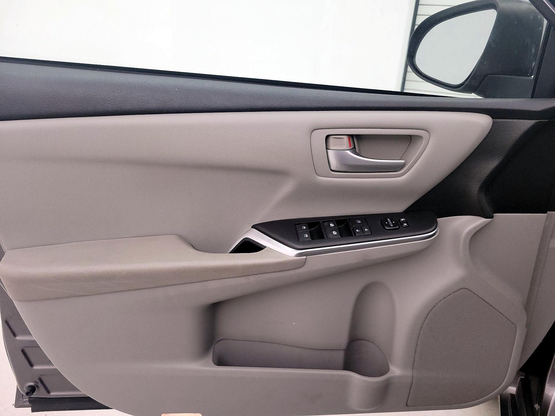 Thumbnail: 2016 Toyota Camry - 12