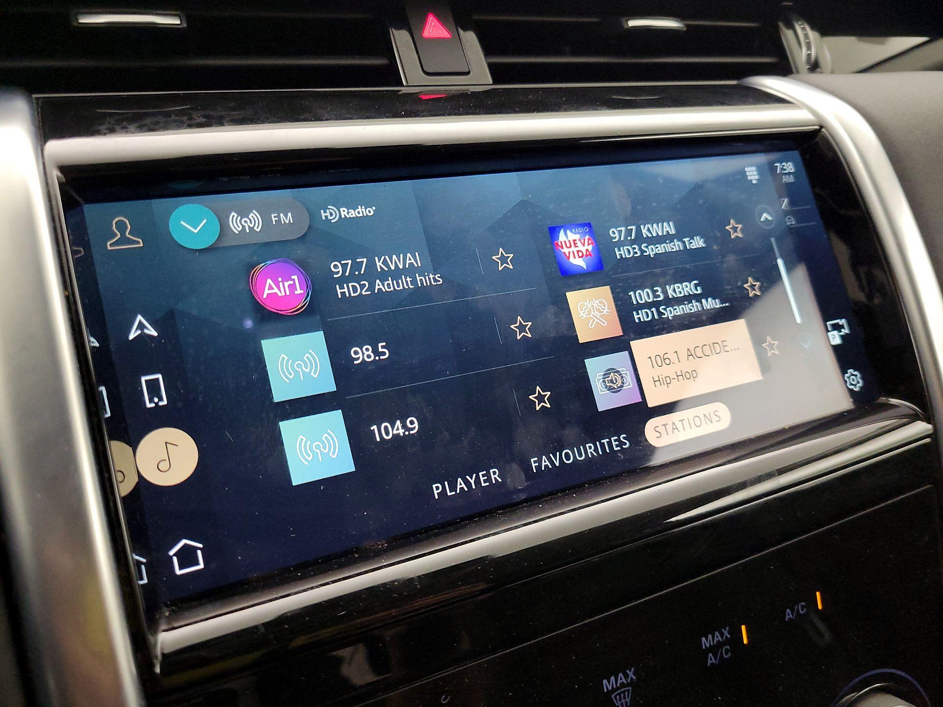 Thumbnail: 2023 Land Rover Discovery Sport - 16