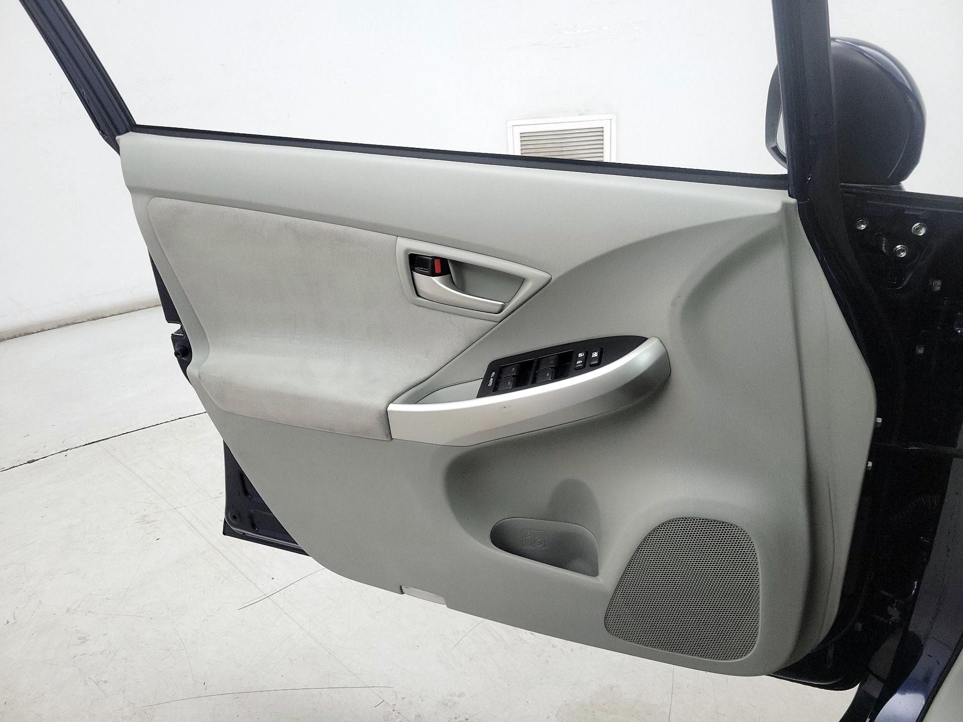 Thumbnail: 2015 Toyota Prius - 12