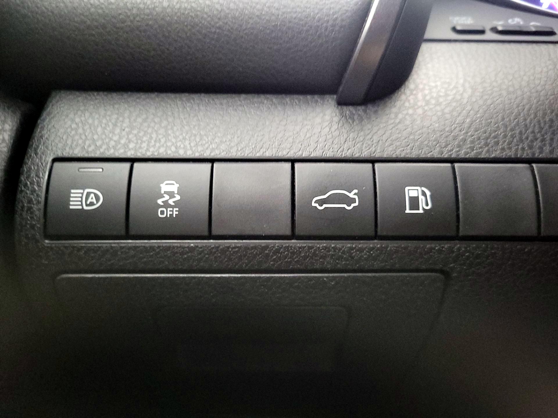Thumbnail: 2018 Toyota Camry - 13