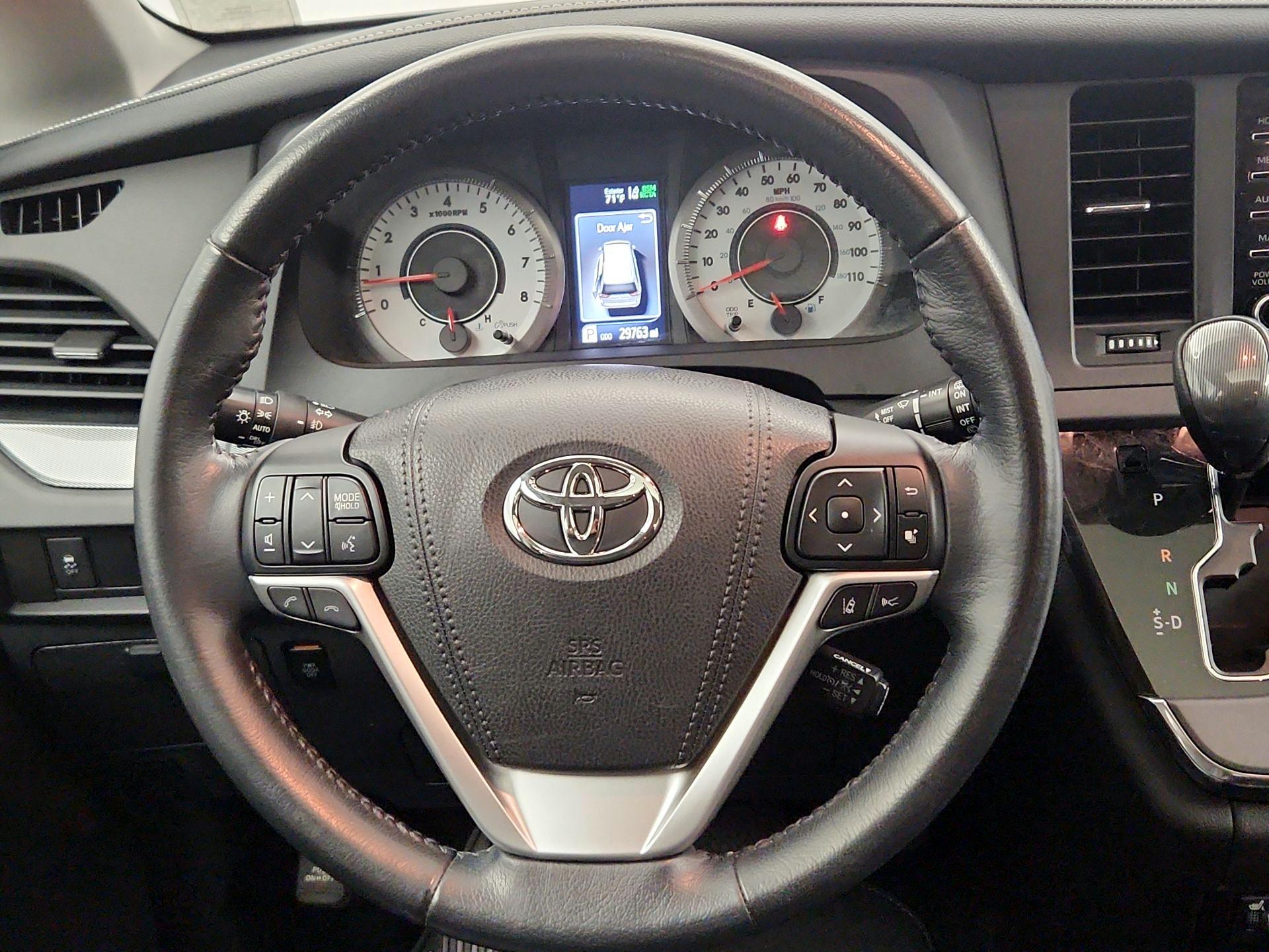 Thumbnail: 2018 Toyota Sienna - 10